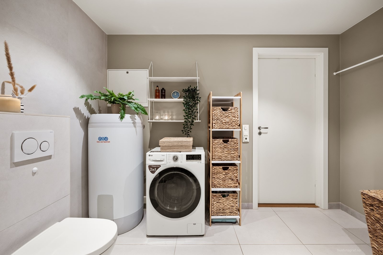 Badet fungerer også som vaskerom, med opplegg for vaskemaskin og plass til varmtvannsberederen fra 2019. Galleribilde