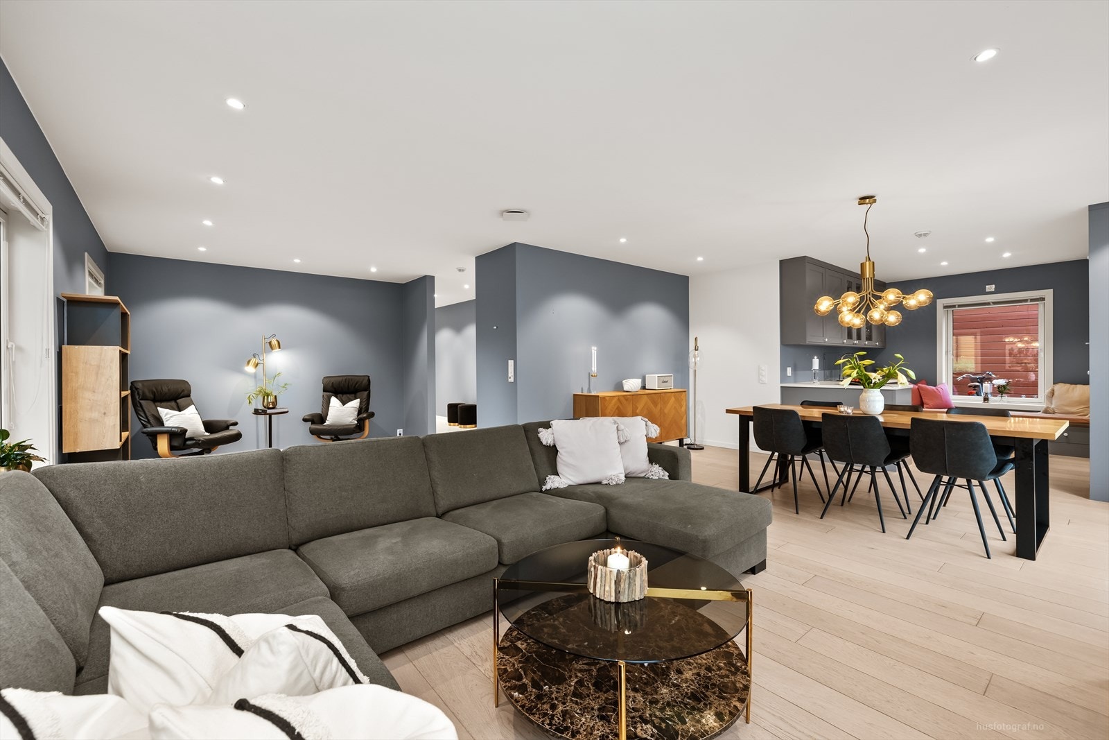Leiligheten ble bygget om fra næringslokale i 2020 og har en åpen og sosial planløsning med parkett og gulvvarme i stuen. Galleribilde