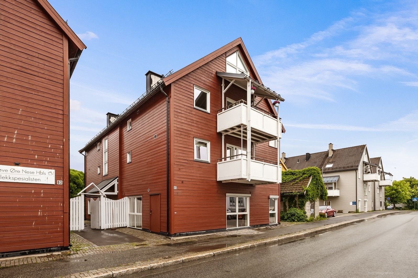 Bygget har en rammekonstruksjon av stål og betong, med utvendig liggende kledning. Galleribilde