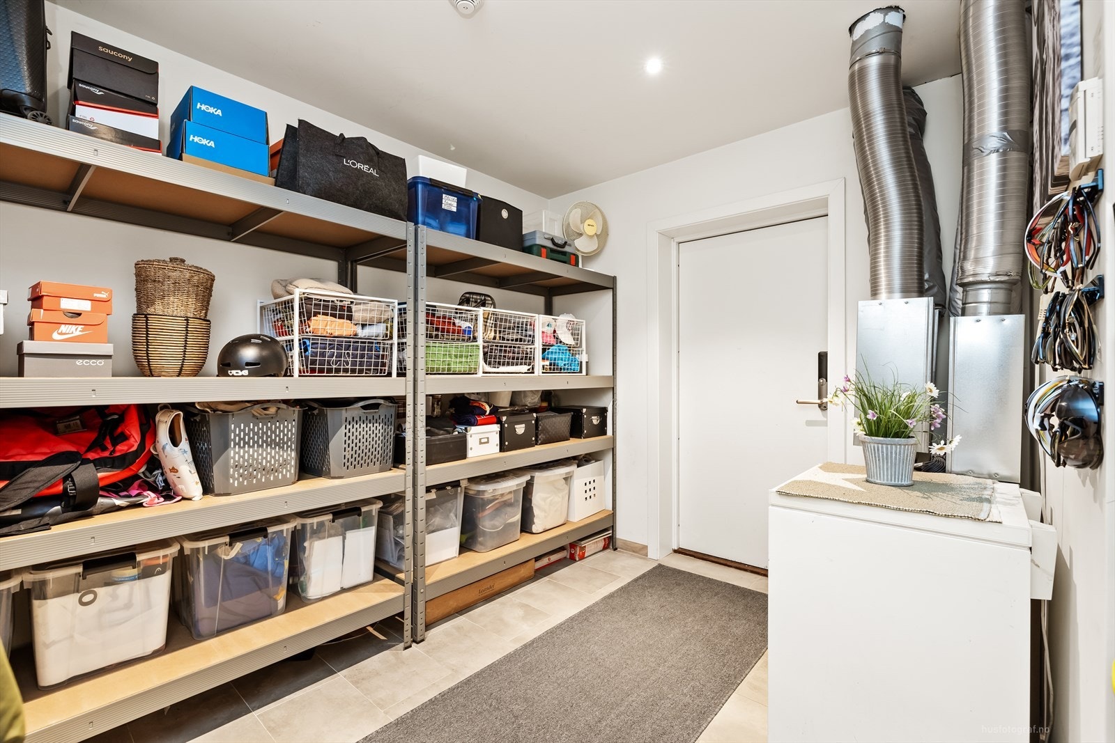 God plass til hyllesystemer for organisert lagring. Galleribilde