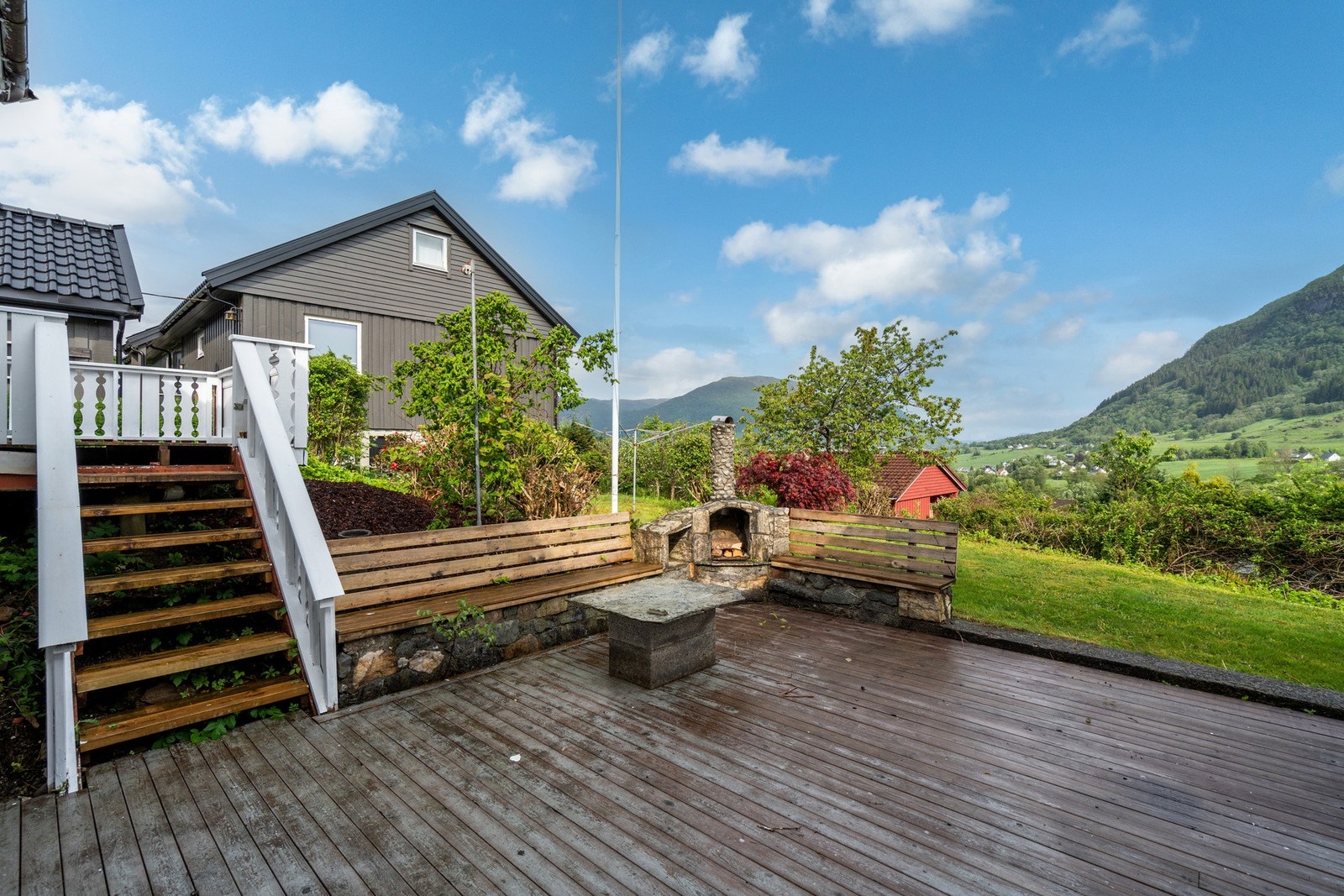 Terrasse med trapp ned til platting og hage Galleribilde