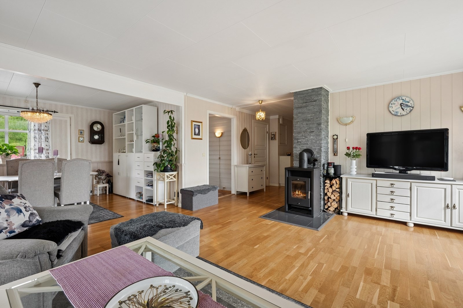 Boligens 1.etasje inneholder entré, kjøkken, stue, bad, vaskerom, gang og soverom. Galleribilde