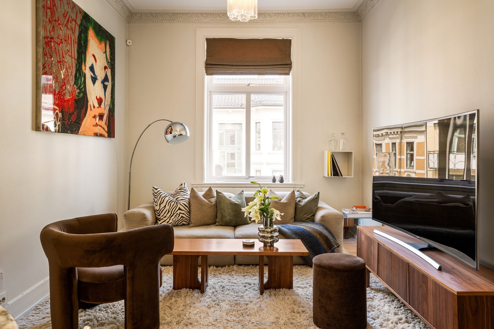 Stuen har store vindusflater og god plass til sofagruppe. Galleribilde