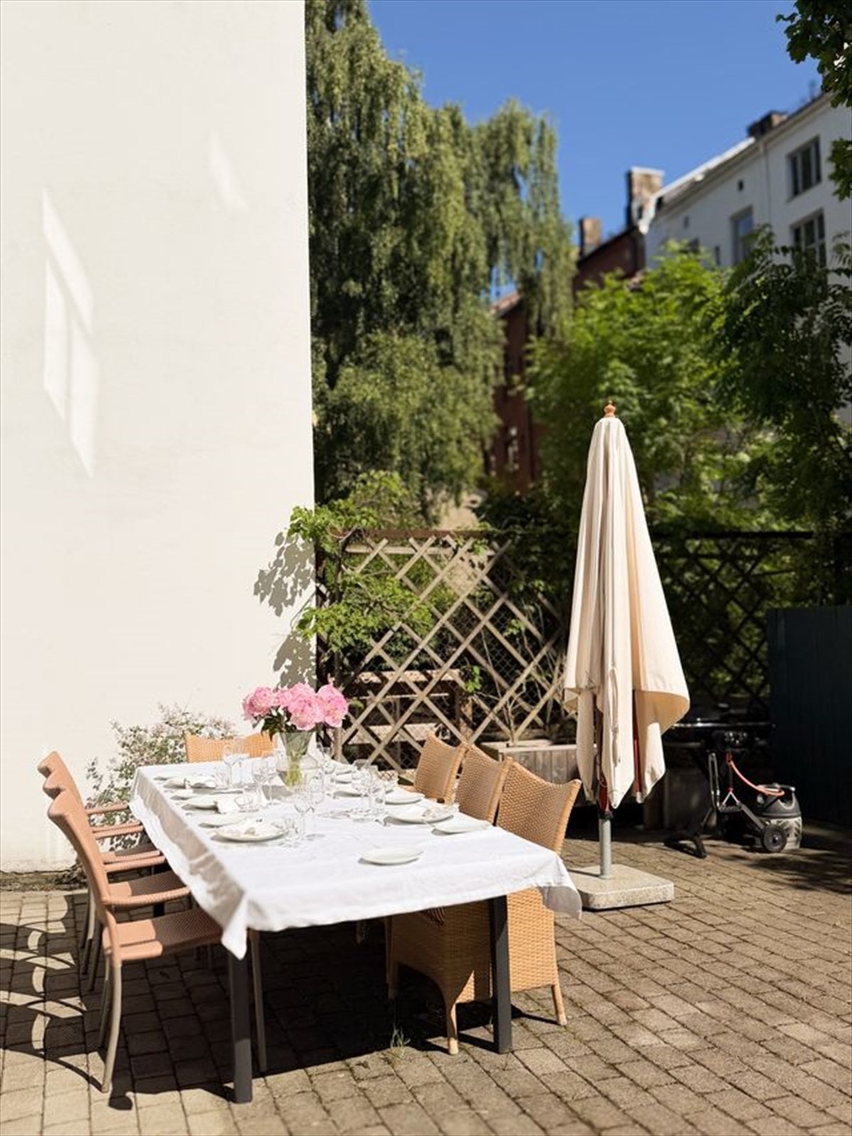Felles uteplass med bord og grill Galleribilde