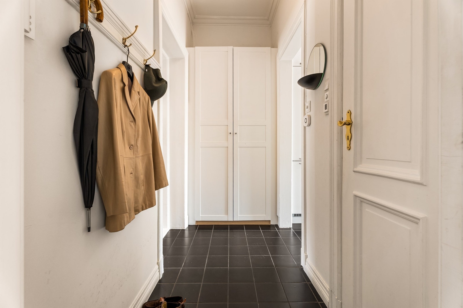 God plass til oppbevaring av yttertøy og sko i gangen. Galleribilde