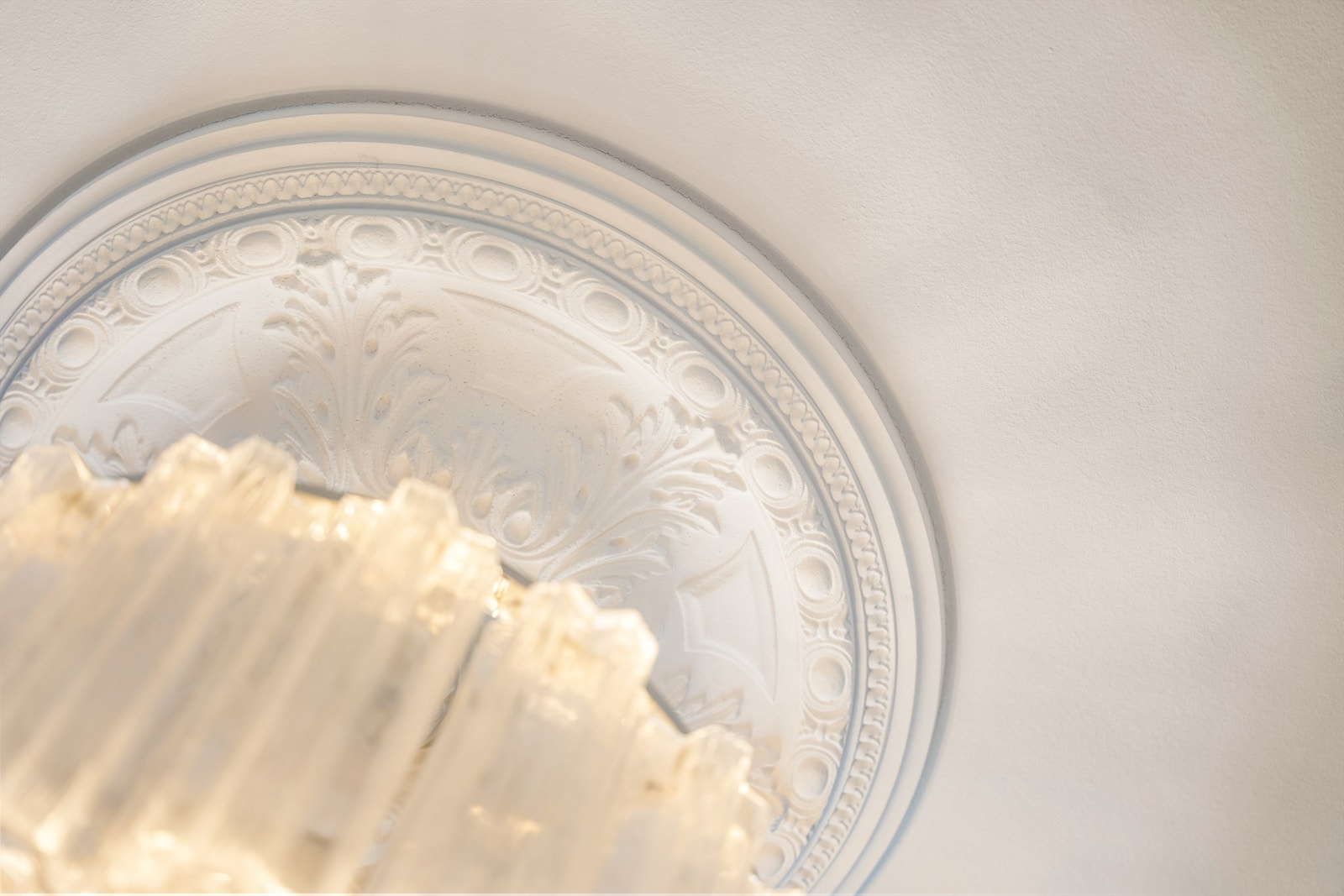 Klassiske detaljer som takrosett er bevart. Galleribilde
