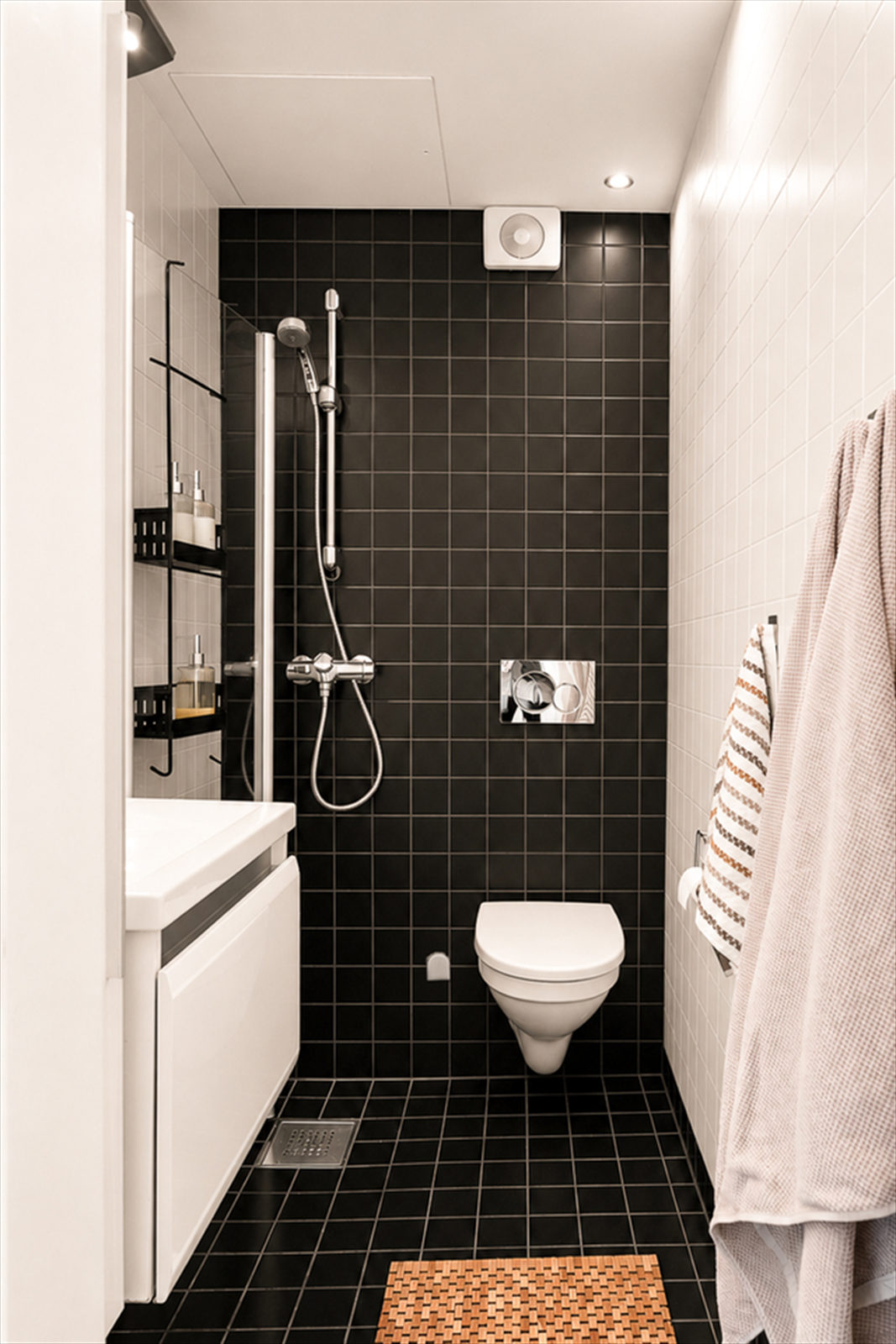 Badet er fra 2012 og har varmekabler i gulvet. Galleribilde