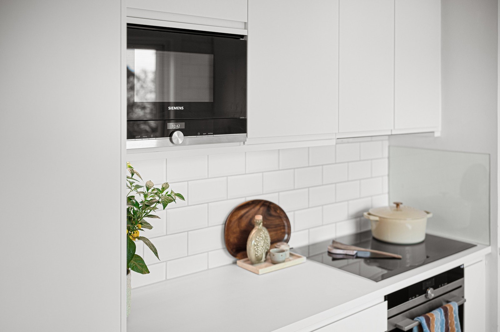 Hvitevarer består av kjøl- og fryseskap, platetopp, stekeovn, mikro og oppvaskmaskin. Galleribilde