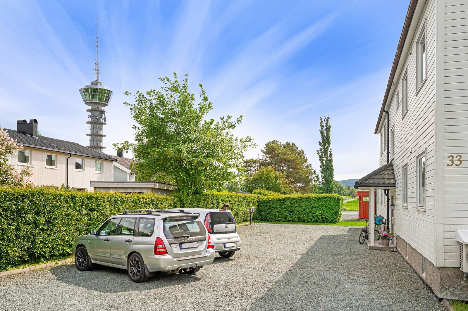 Medfølger to oppstillingsplasser for bil. Galleribilde