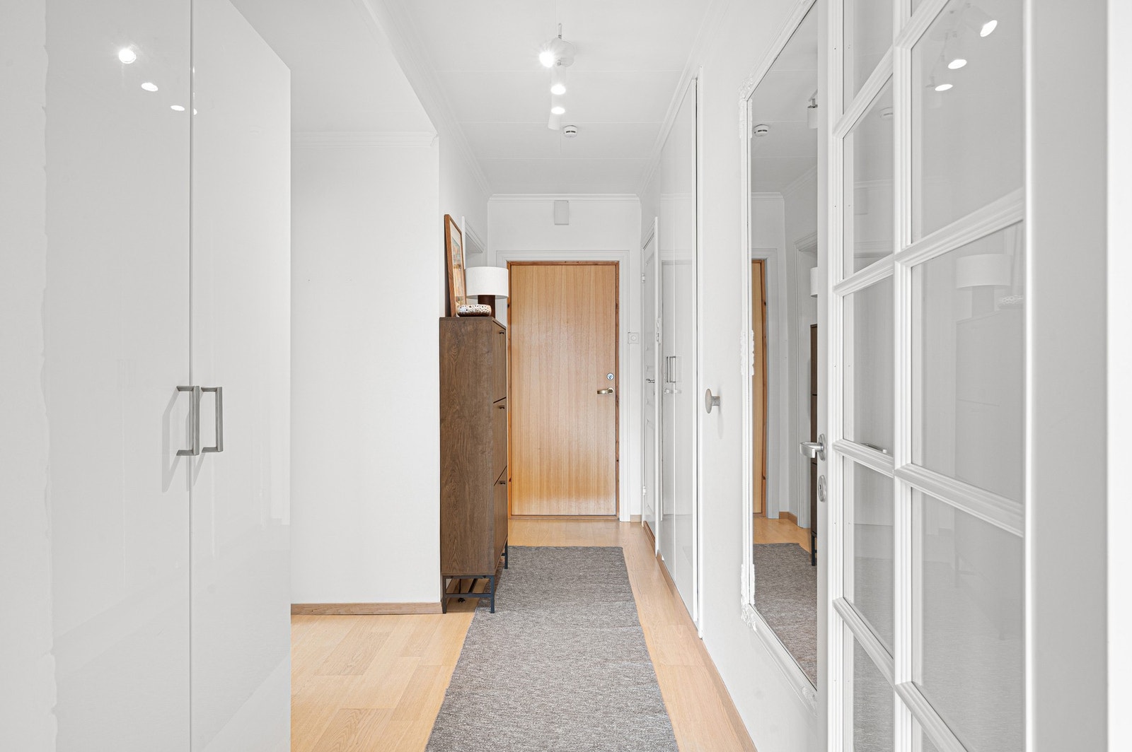 Lys og romslig gang på 6,8 m². Integrert skap. Galleribilde
