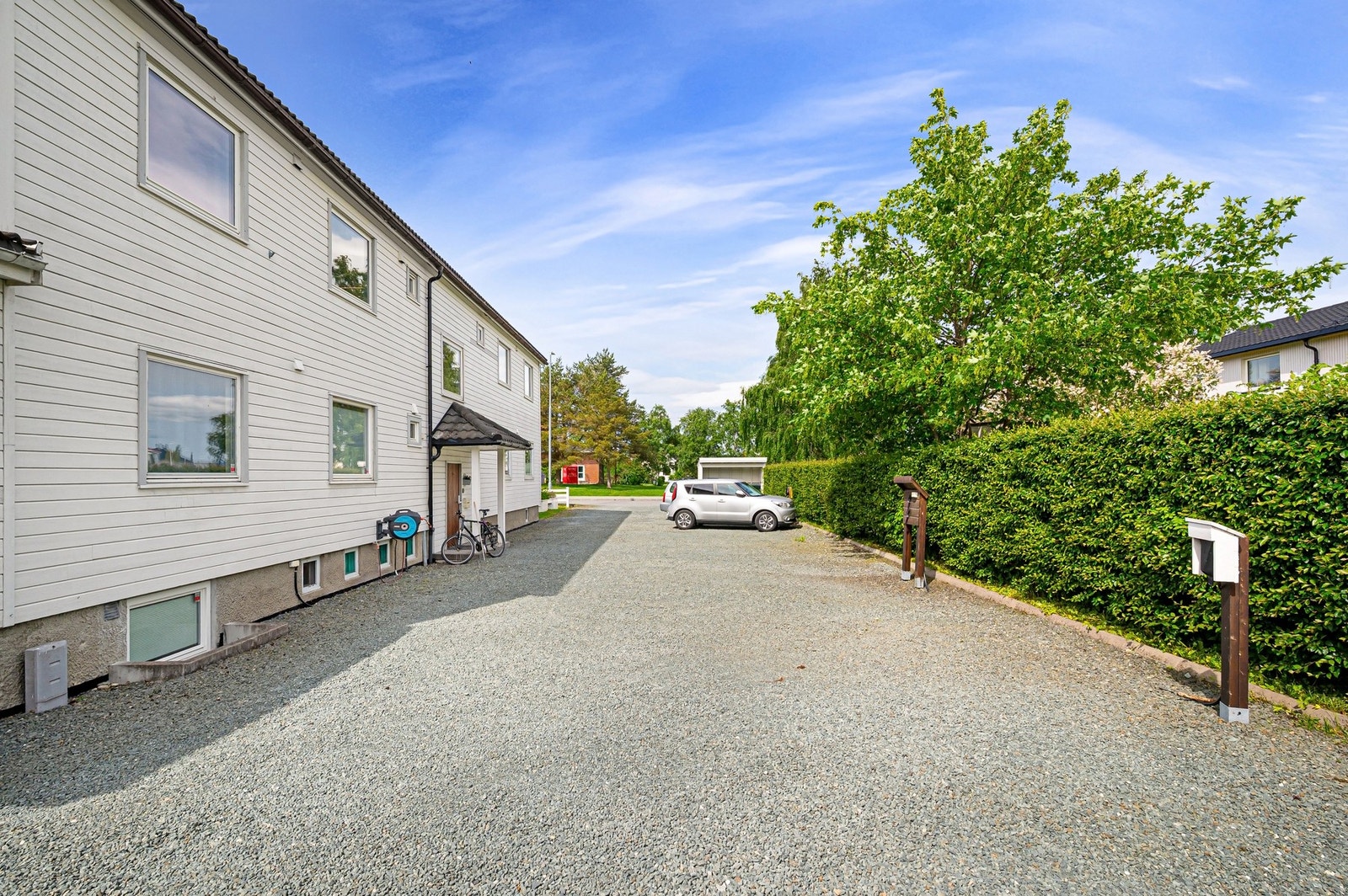 Romslig og fin gårdsplass, med flere oppstillingsplasser. Galleribilde