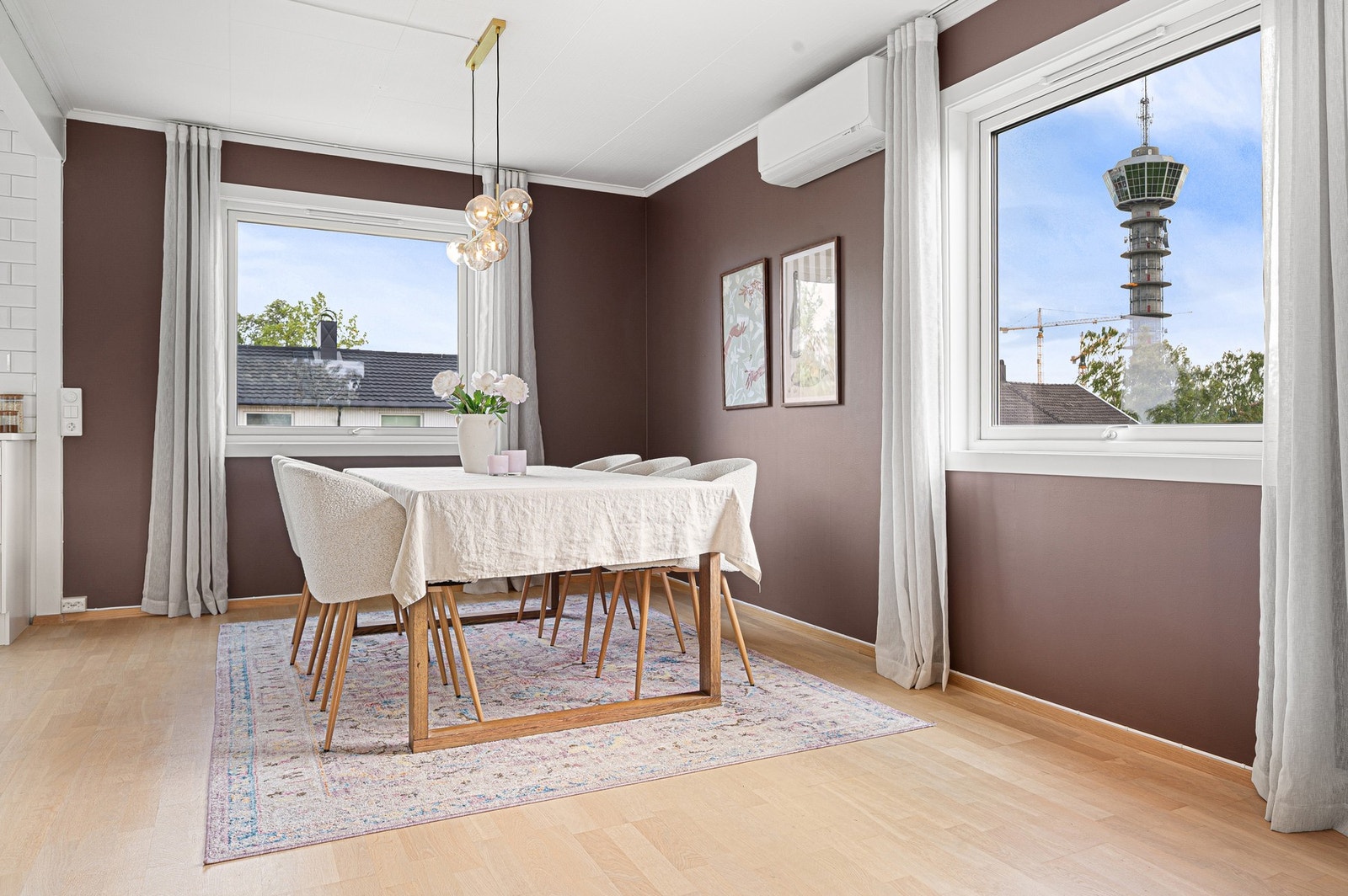 Fin løsning med stor spisestue i tilknytning til kjøkken. Et sosial og fin plass, som blir til et naturlig samlingspunkt i boligen. Galleribilde
