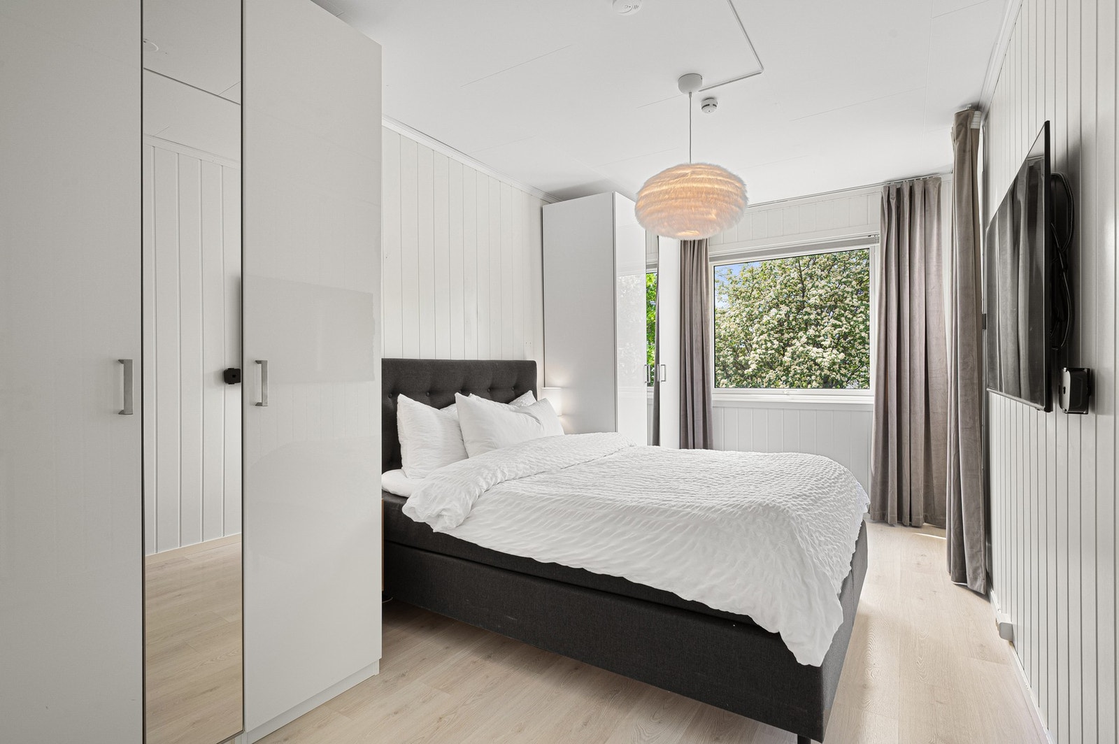 Soverom 2 er oppmålt til 11,9 m². God plass til dobbeltseng og garderobeskap. Galleribilde
