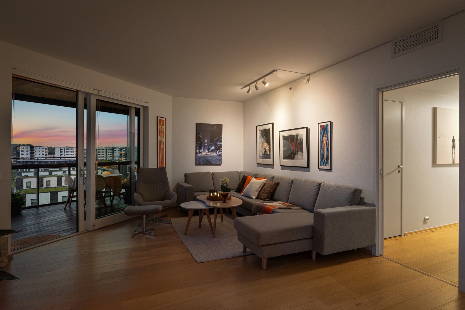Utsikten og stemningen er upåklagelig i denne leiligheten. Galleribilde