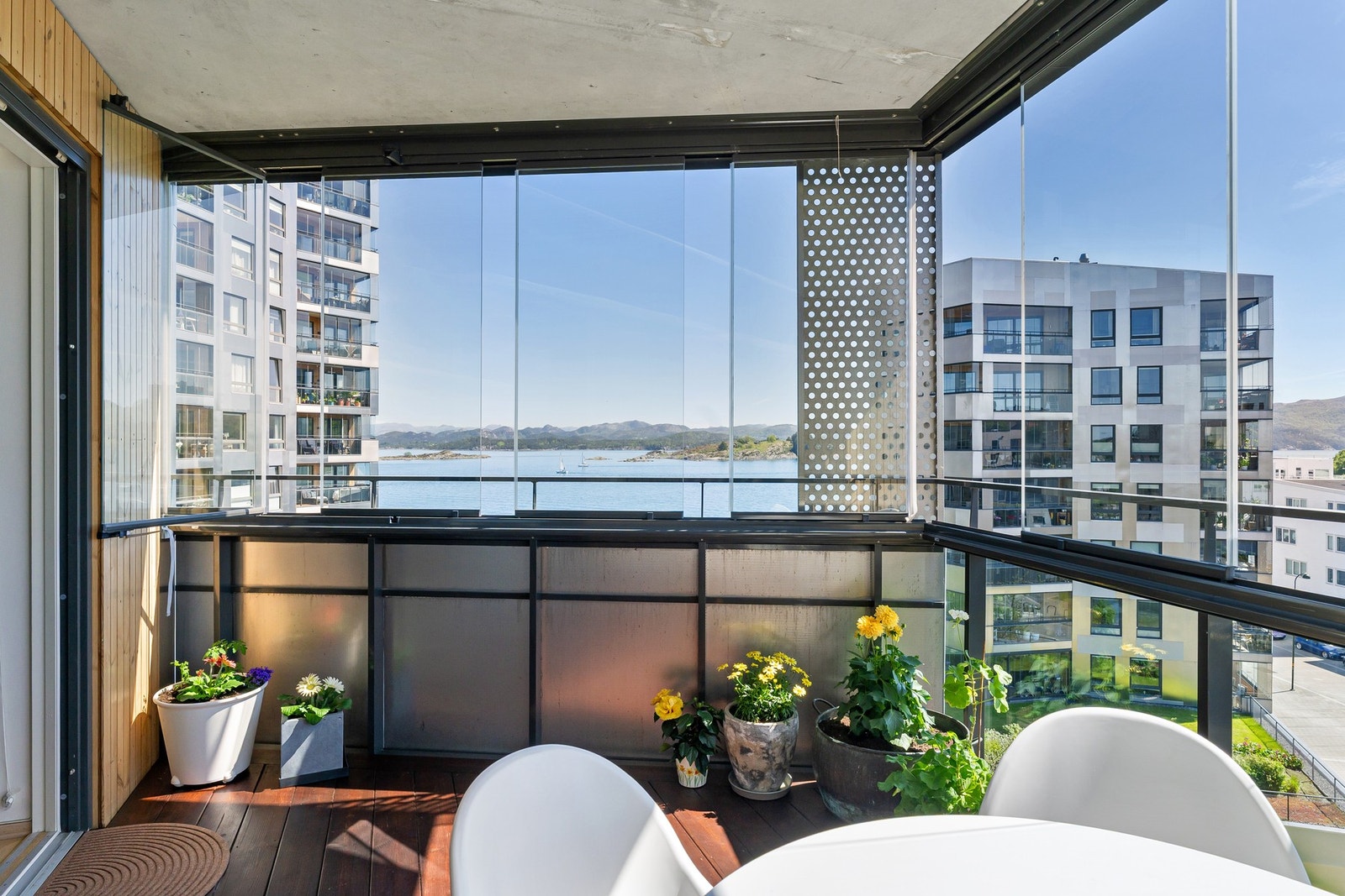 Herlig, innglasset terrasse Galleribilde