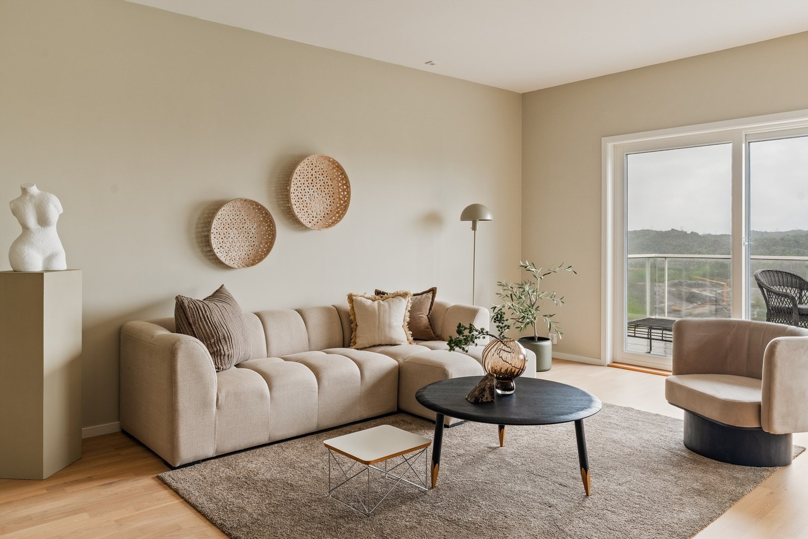 I stuen er det god plass til sofagruppe Galleribilde