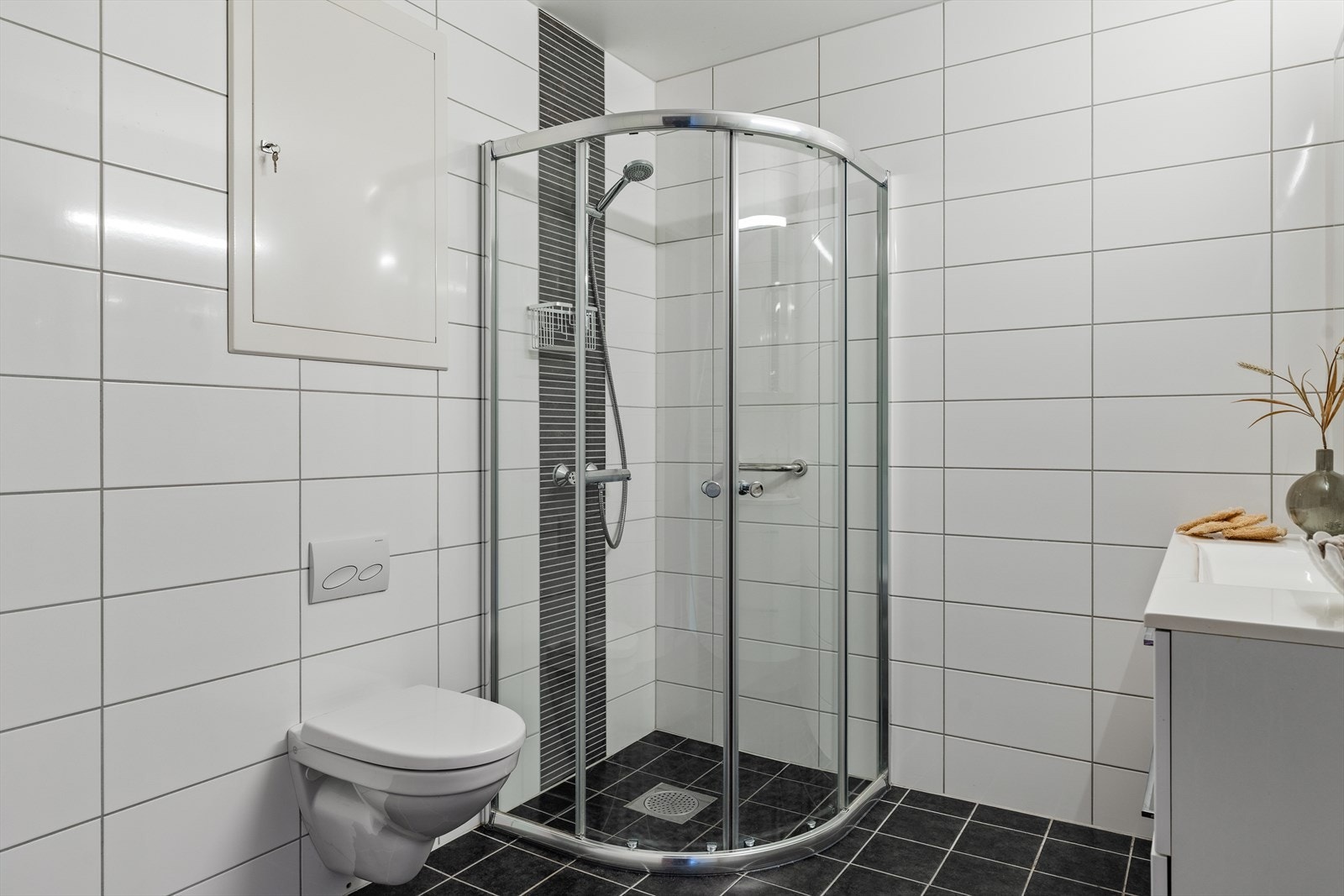 Badet er av god størrelse og har varme i gulv Galleribilde