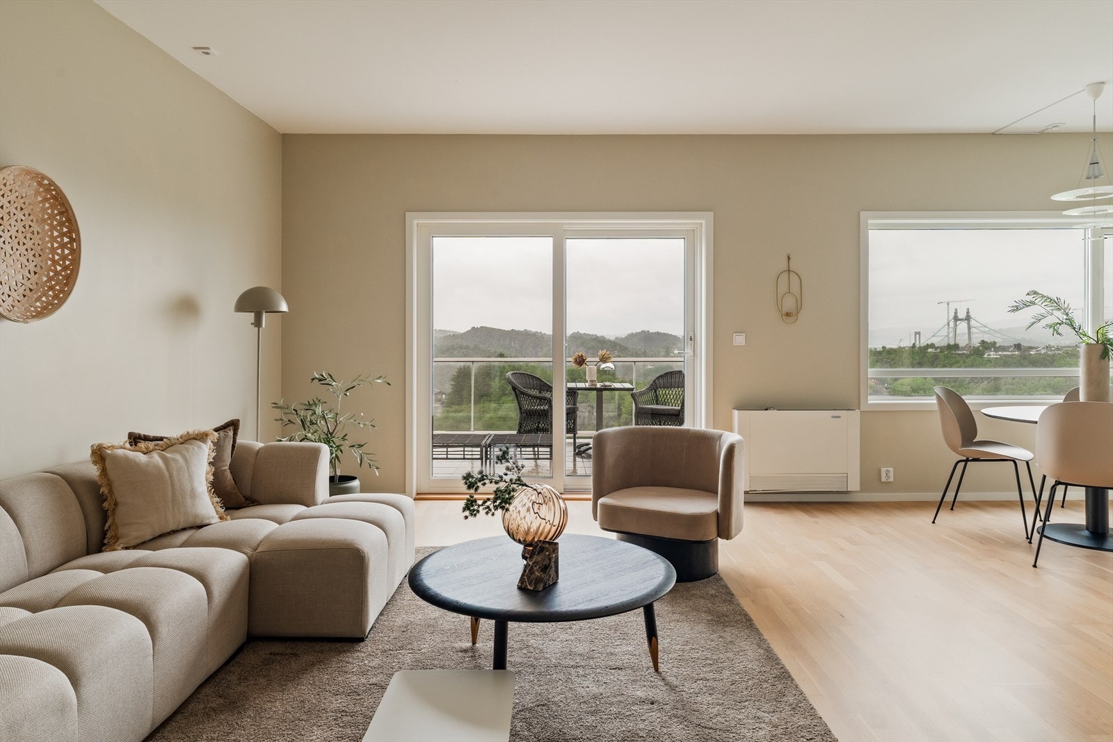 Store vinduer slipper inn rikelig med naturlig lys. Galleribilde