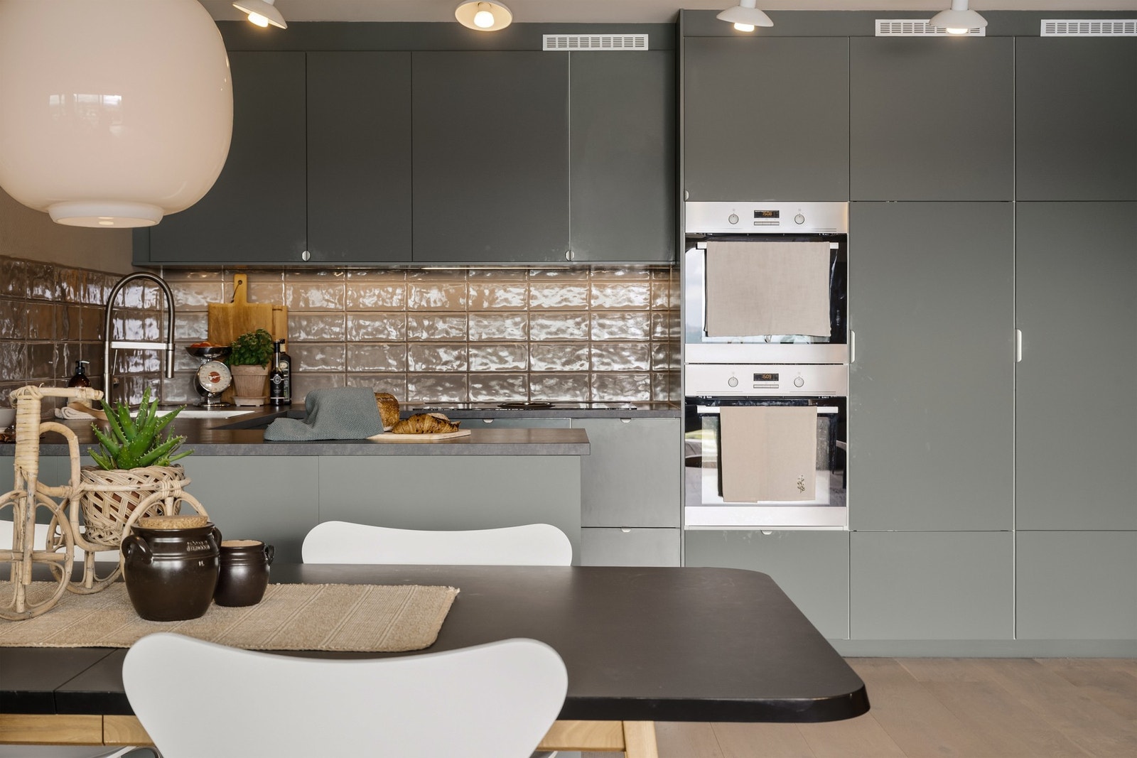 IKEA-kjøkkeninnredningen fra 2019 og fremstår med et rent og tidløst uttrykk, med glatte folierte fronter og praktisk innredning. Galleribilde