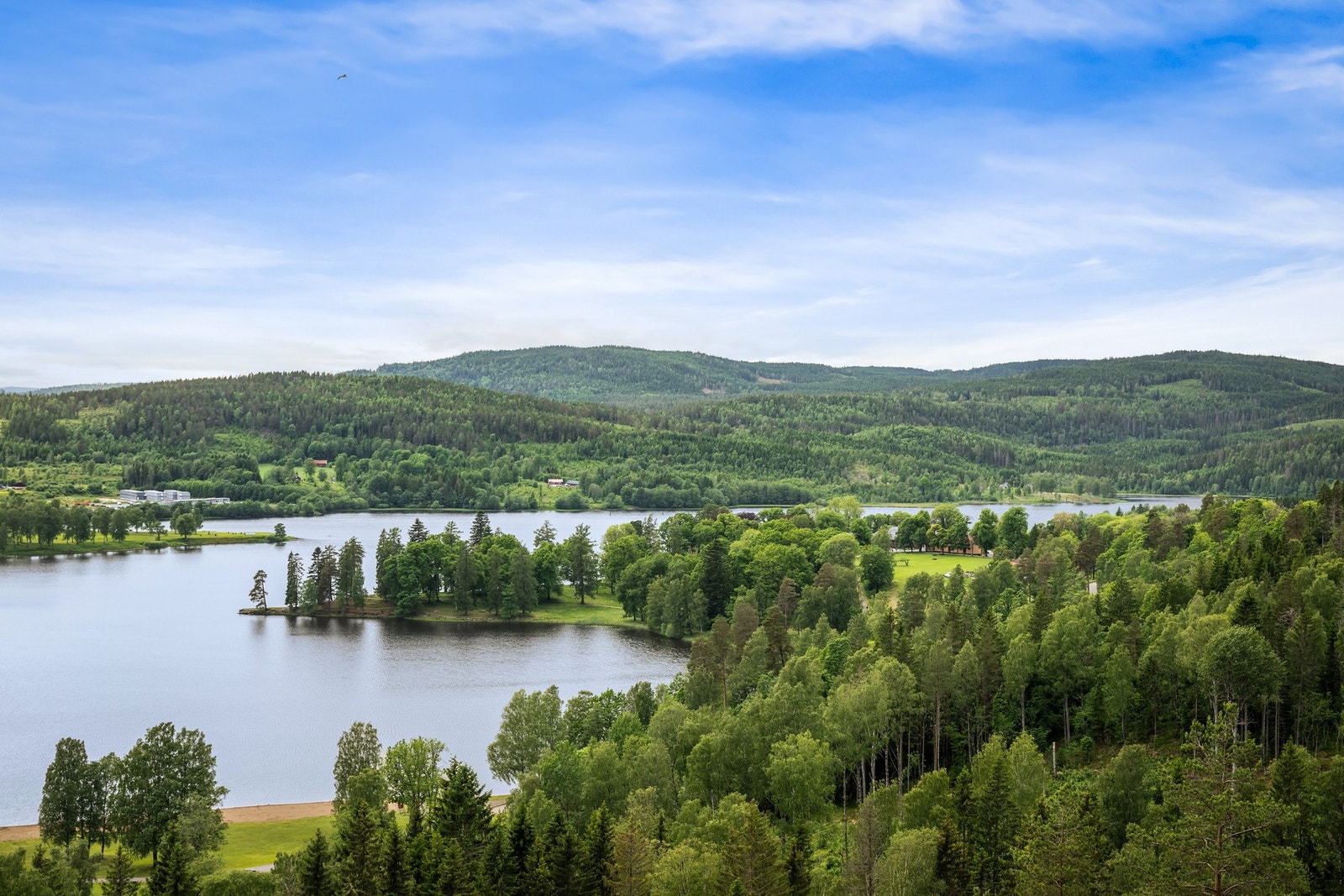 Fra boligen åpner landskapet seg mot Bogstadvannet og Nordmarka - en utsikt som gir en helt egen ro og frihetsfølelse. Galleribilde