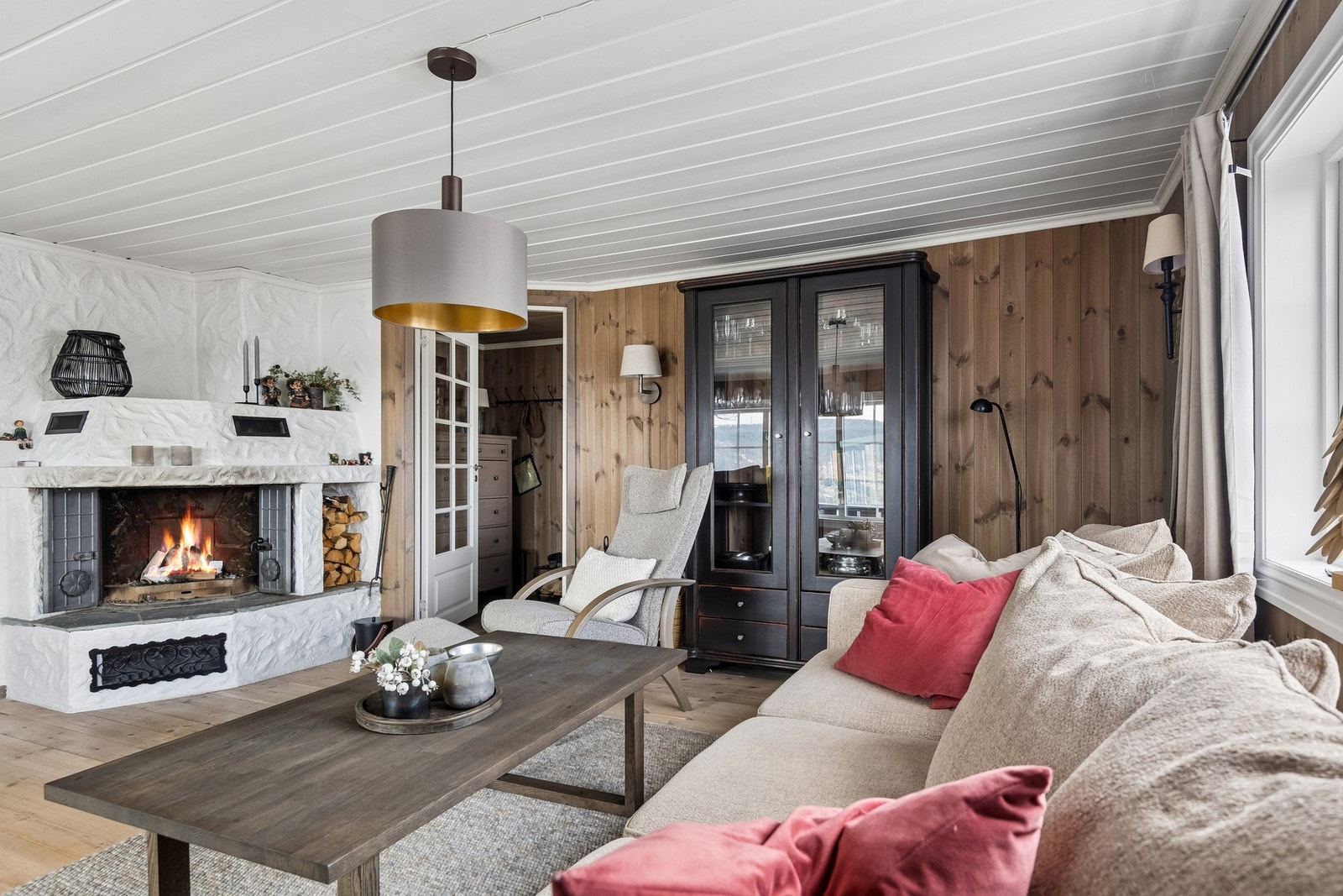 Lun og trivelig stue med peis Galleribilde