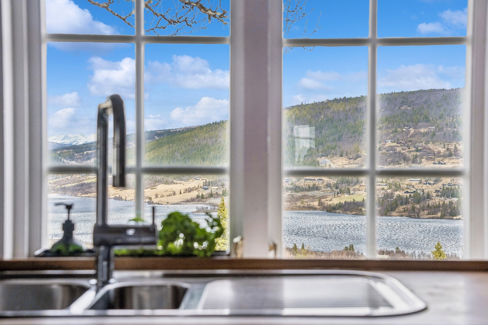 Til matlagingen har man nydelig utsikt mot Vasetvannet og fjella i bakgrunn Galleribilde