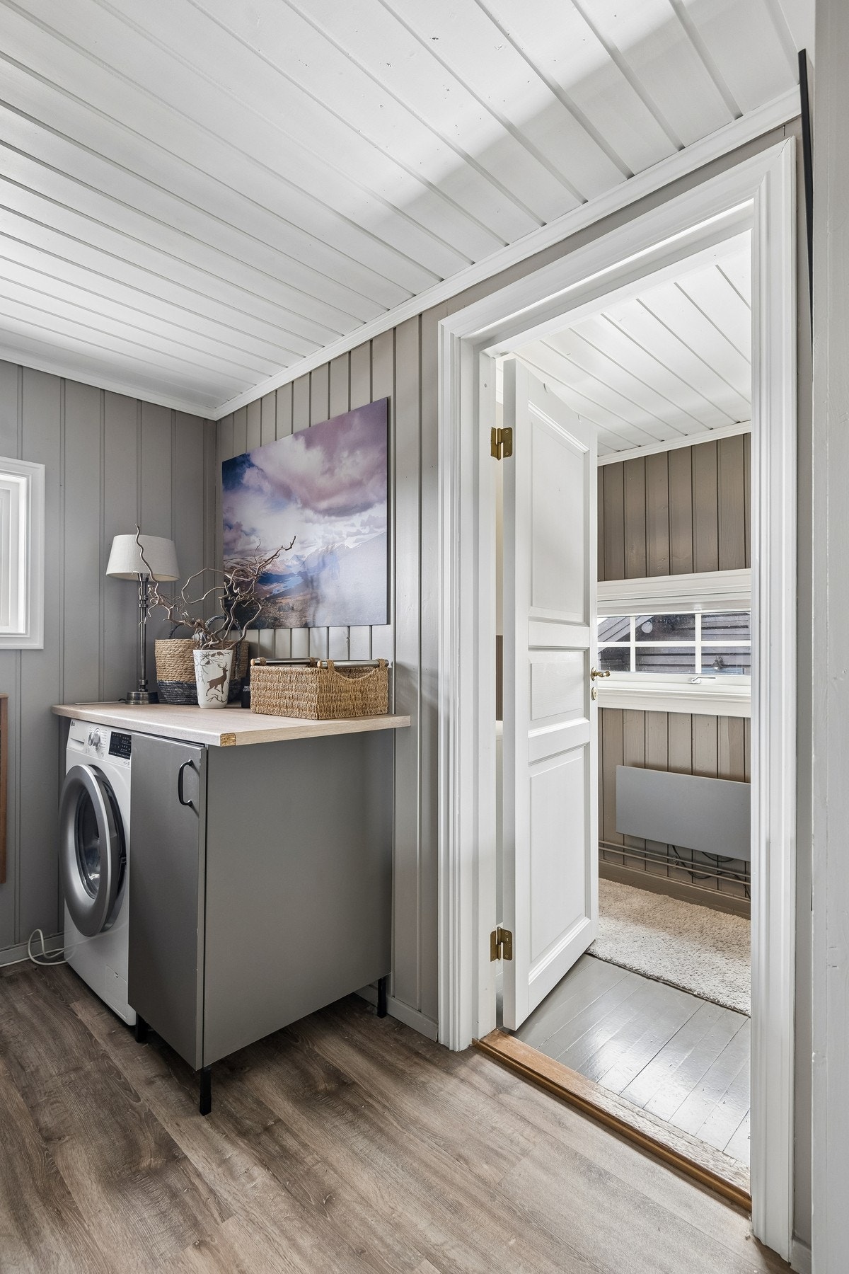 Gangen utenfor badet har vaskemaskin og skap. Denne sonen er ypperlig som omkledningsrom og garderobe Galleribilde