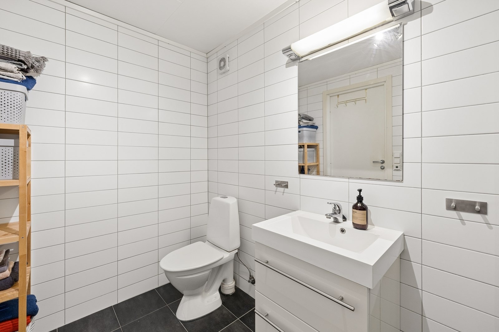 Badet i underetasjen ble oppgradert i 2010 og har fliser på gulv og vegger, samt gulvvarme. Galleribilde
