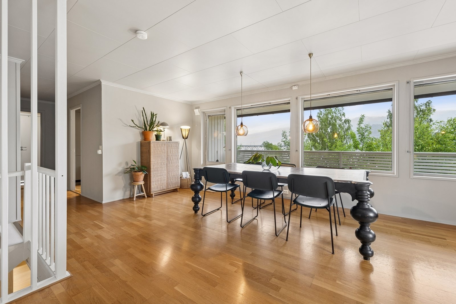 Stuen har store vindusflater mot Mjøsa og utgang til en romslig terrasse. Galleribilde