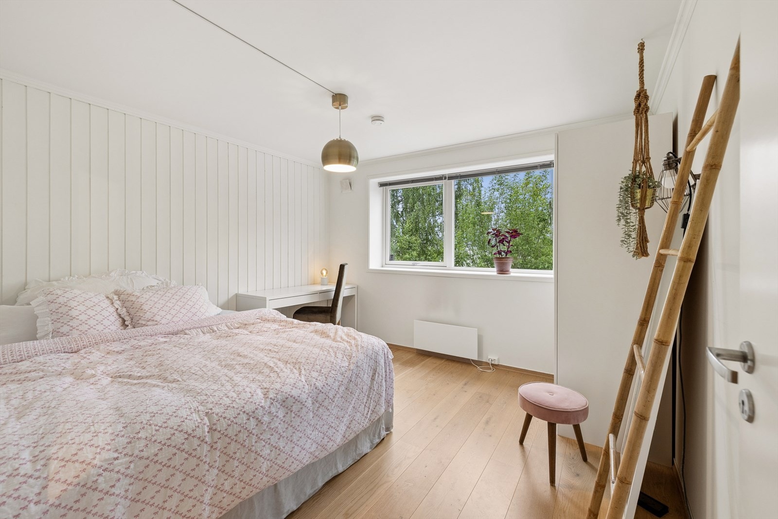 Lyst og romslig soverom med god plass til seng og annet ønsket inventar. Galleribilde