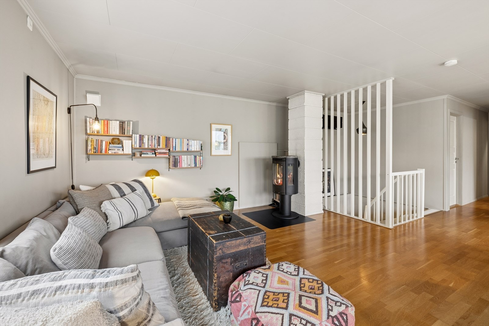 Stuen har god plass til en stor sofagruppe. Peisovnen gir lun varme på kalde dager. Galleribilde