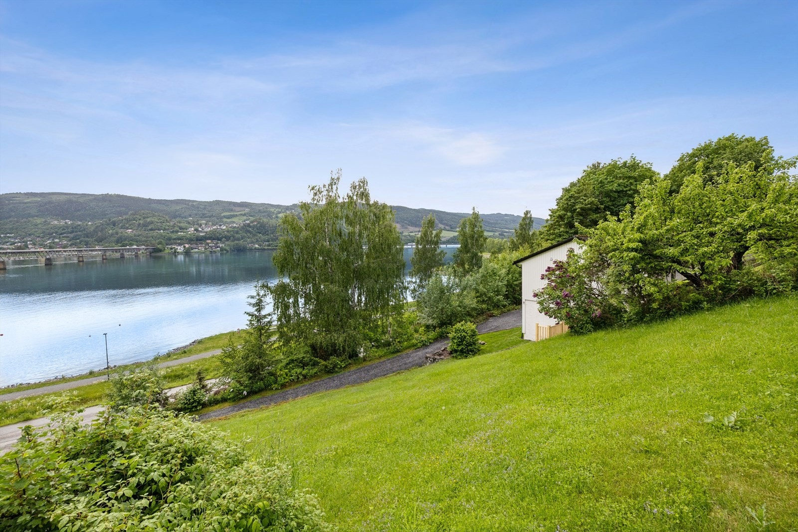 Her bor du med umiddelbar nærhet til turstier og rekreasjonsområder langs Mjøsa. Her kan du løpe rett ut og ta morgenbadet! Galleribilde