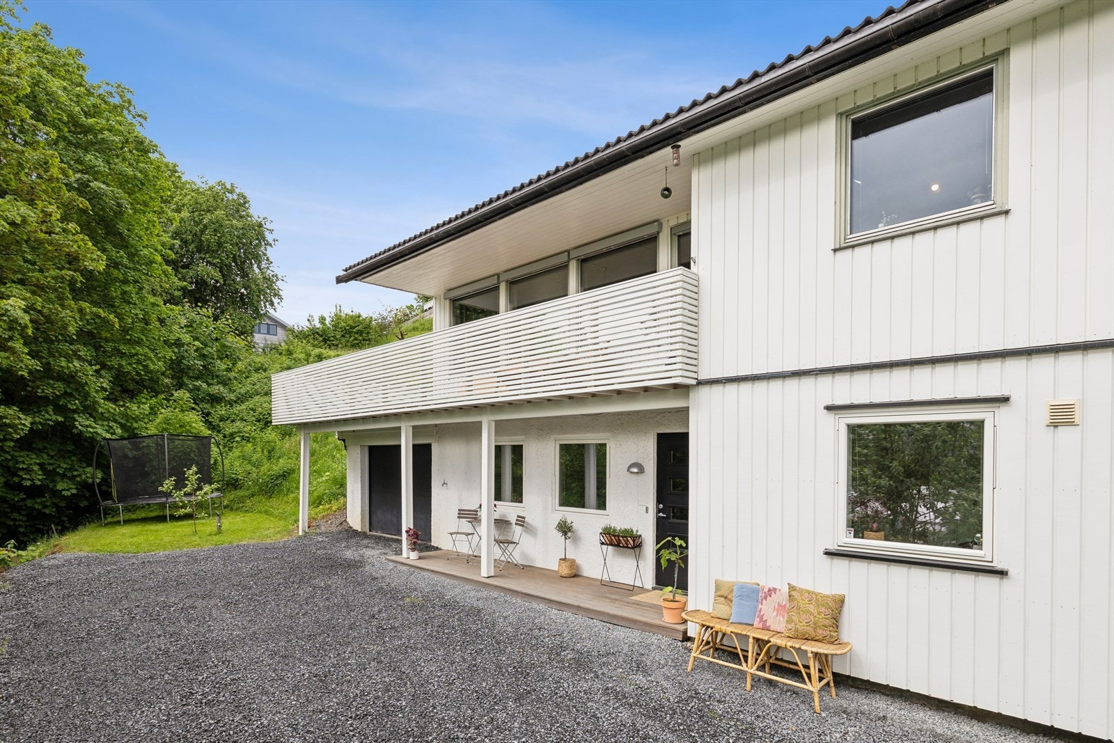Boligen har en integrert garasje på 20 m² som ble tilbygget i 2009. Galleribilde