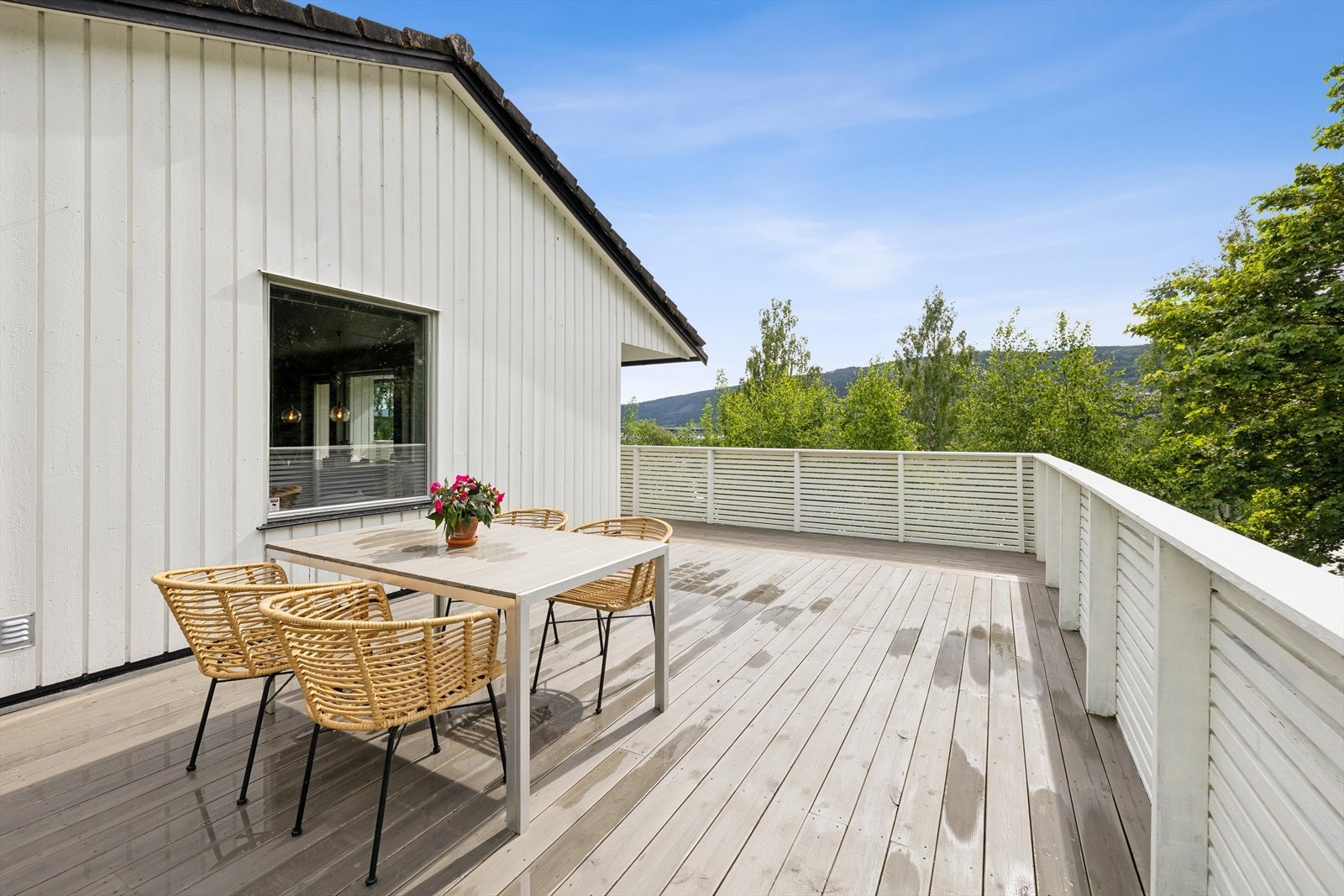 Stor terrasse på 38 m² med adkomst fra spisestuen. Galleribilde
