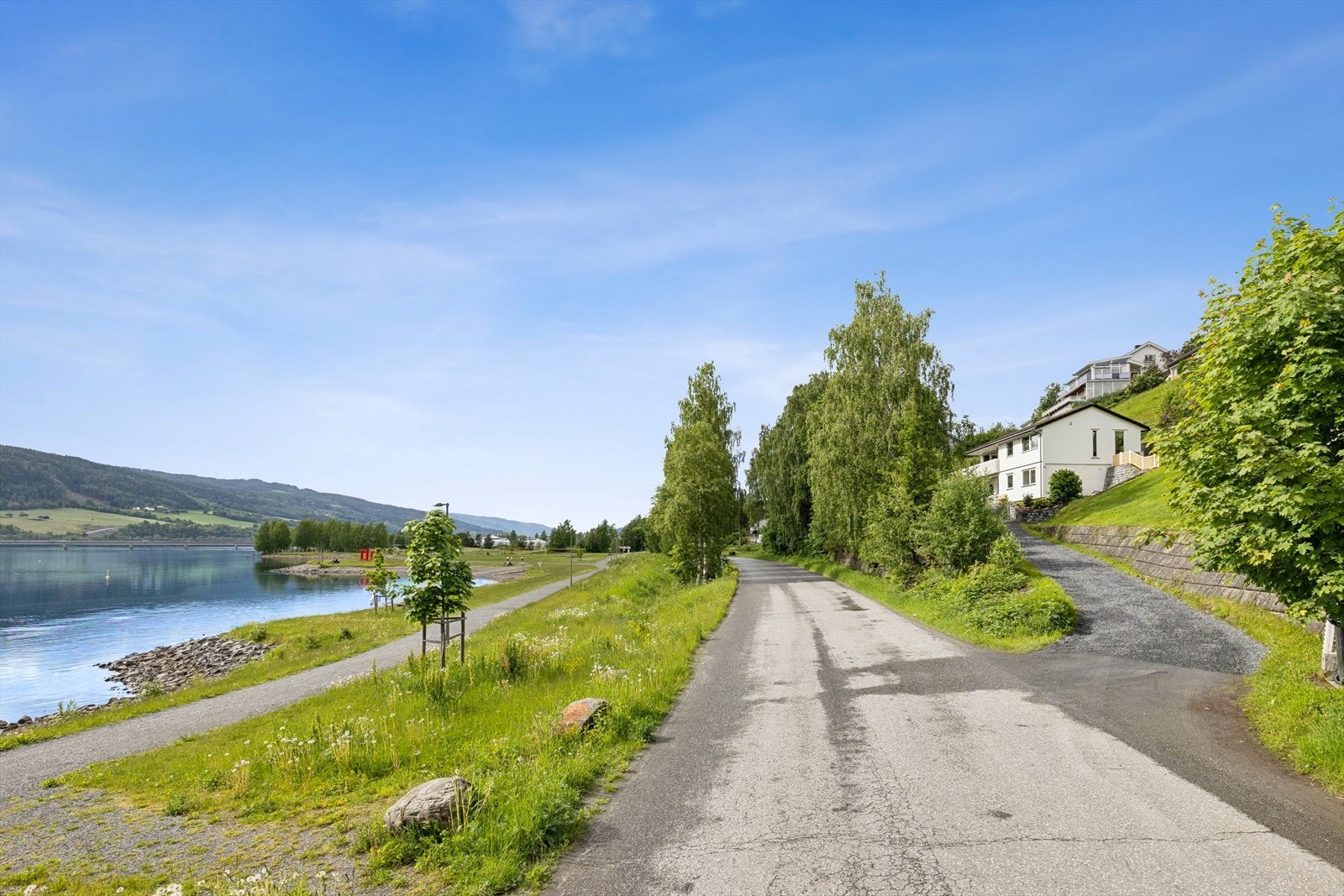 Strandpromenaden byr på et mangfold av aktiviteter, som skatepark, sandvolleyballbaner og sandstrand. Galleribilde