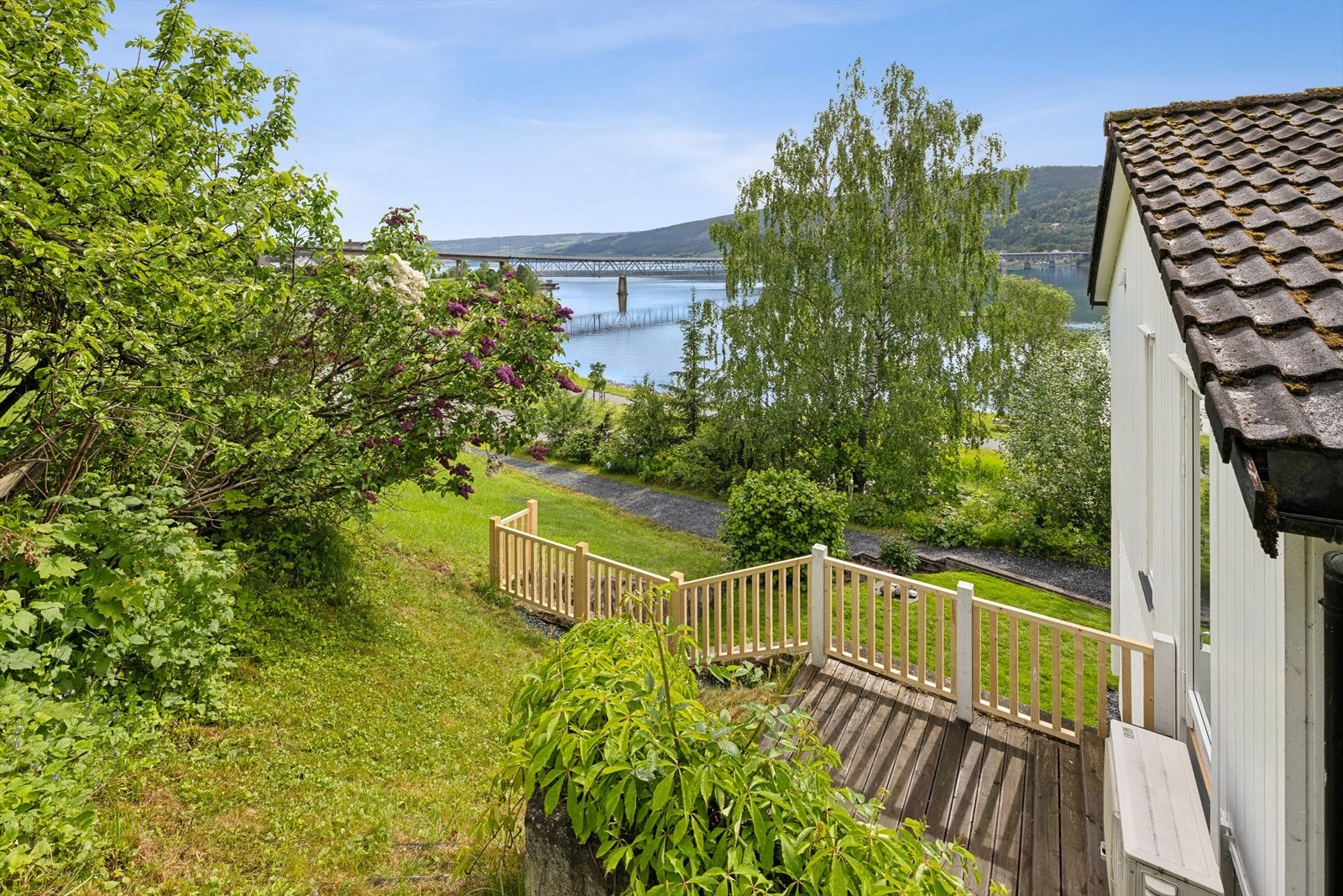 Fra eiendommen er det flott utsikt mot Mjøsa og de omkringliggende områdene. Galleribilde