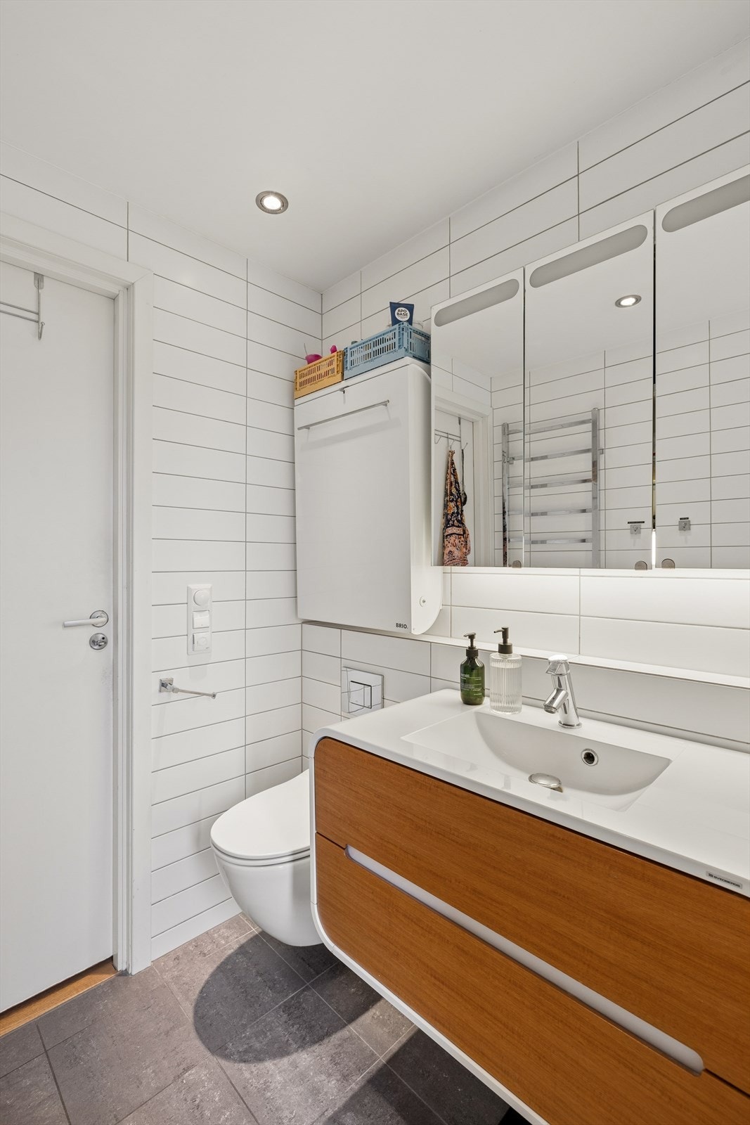 Badet i første etasje ble oppgradert i 2012 og har fliser på gulv og vegger, samt gulvvarme. Galleribilde