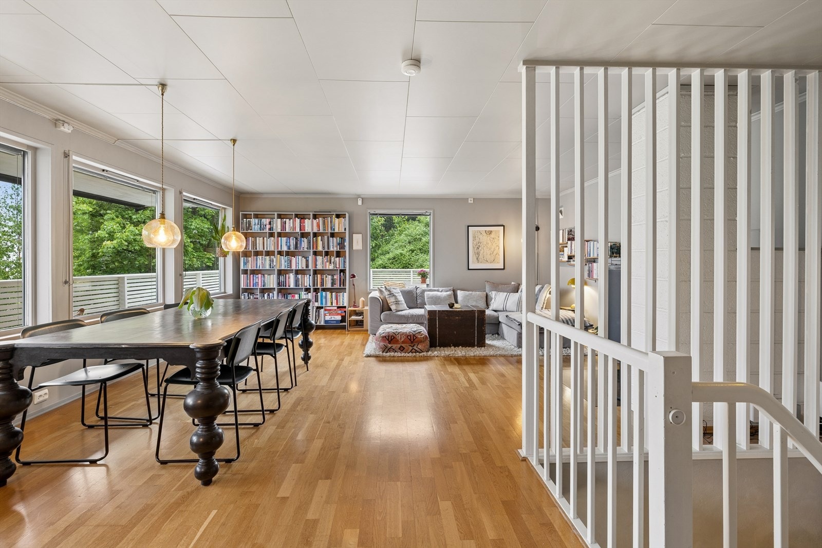 Gjennomgående parkett på gulv binder stue og spisestue sammen til et stort, åpent oppholdsrom. Galleribilde