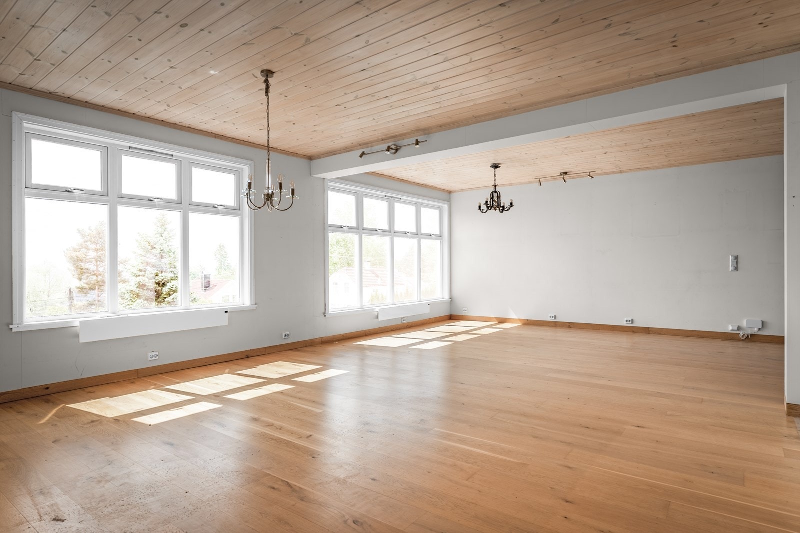 Romslig og møbleringsvennlig stue med store vindusflater som slipper inn rikelig med dagslys. Galleribilde