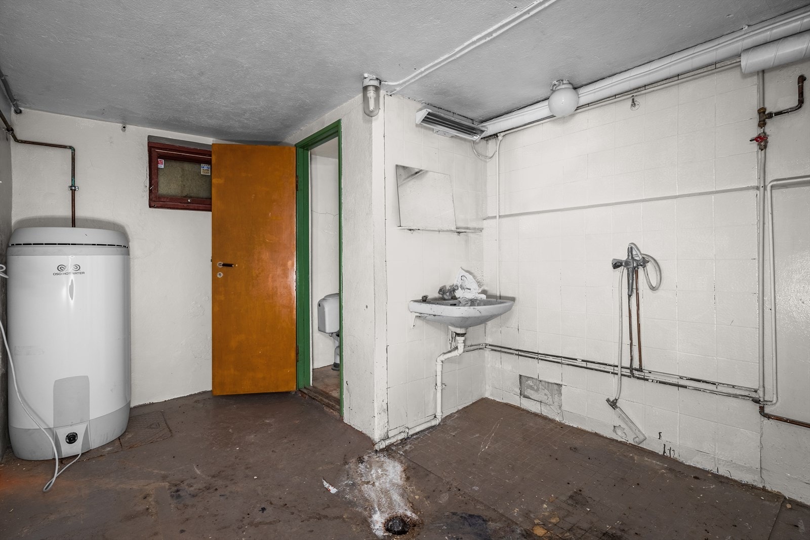 Vaskerom/bod med plass til diverse oppbevaring. Galleribilde