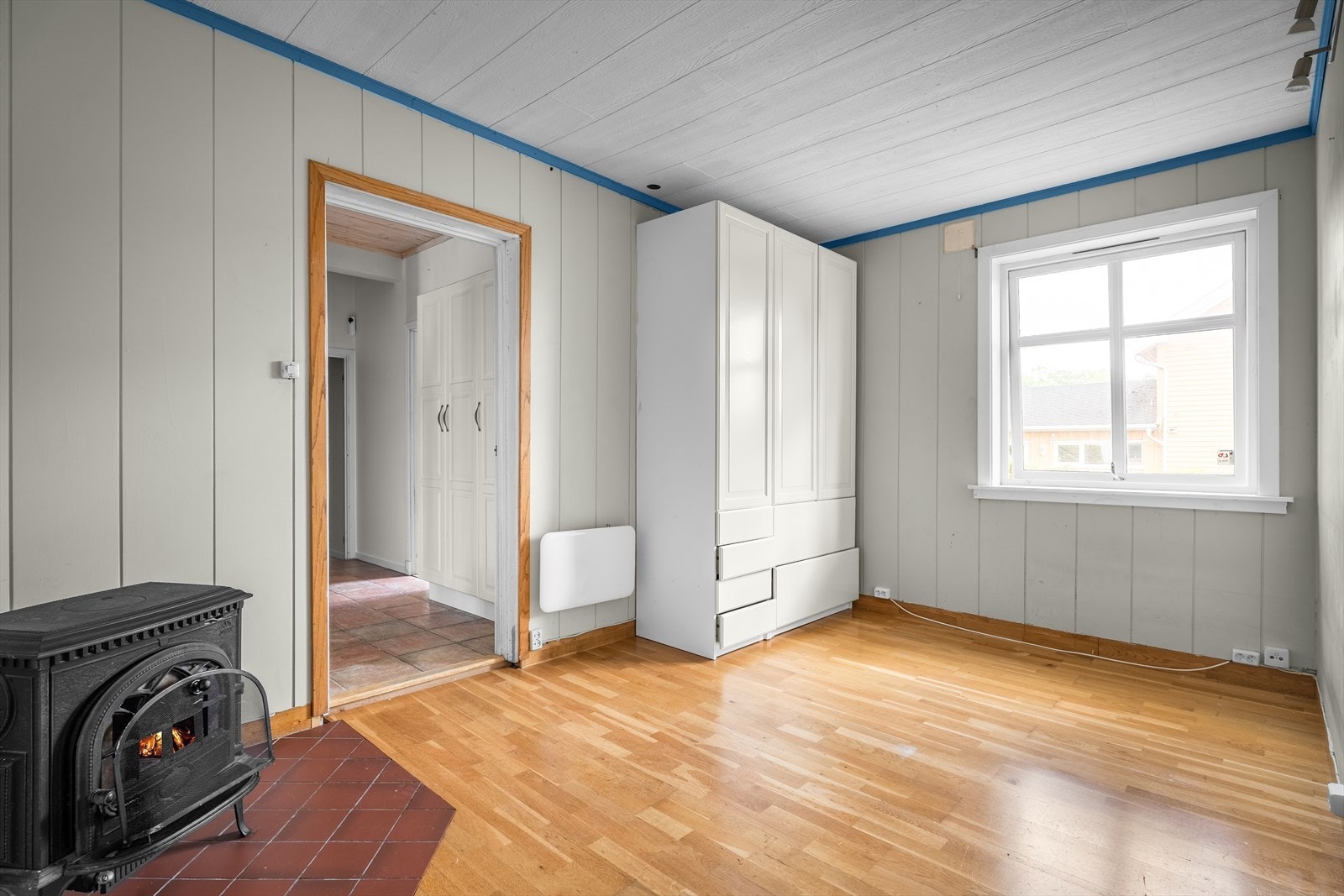Soverom ll med sjarmerende peisovn. Galleribilde