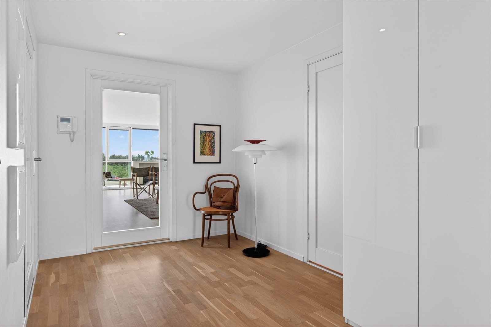 Romslig gang med gode oppbevaringsmuligheter. Galleribilde