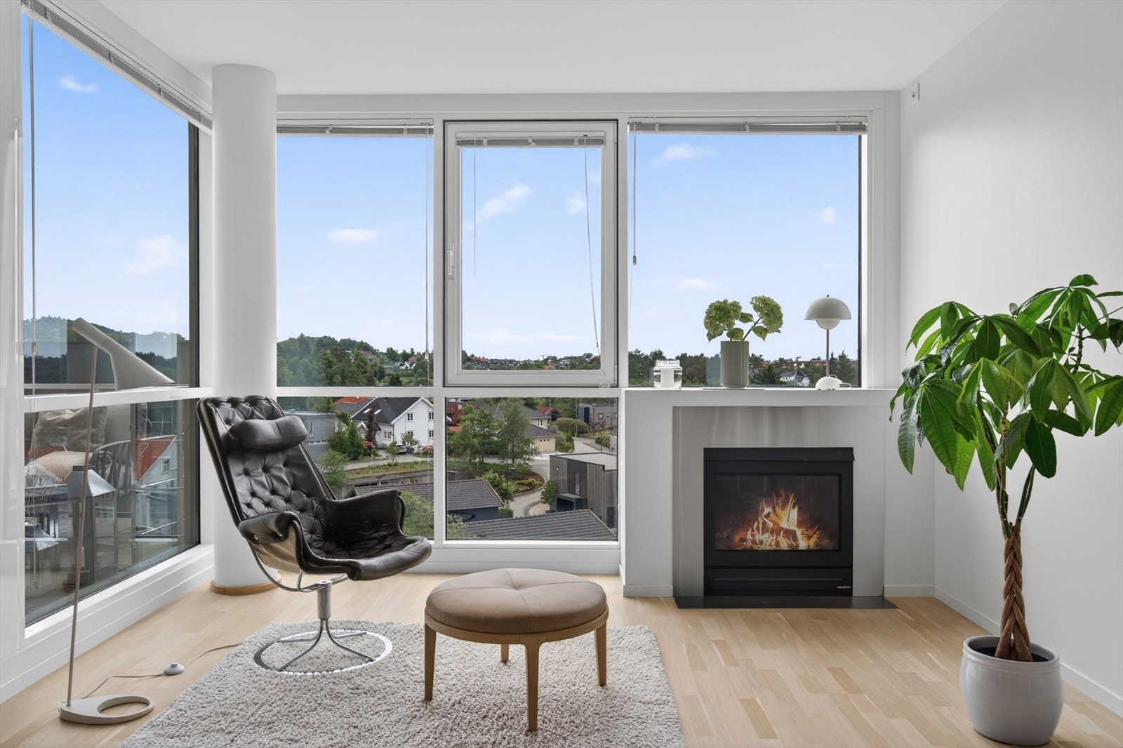 Lys og luftig stue med gasspeis og panoramautsikt. Galleribilde