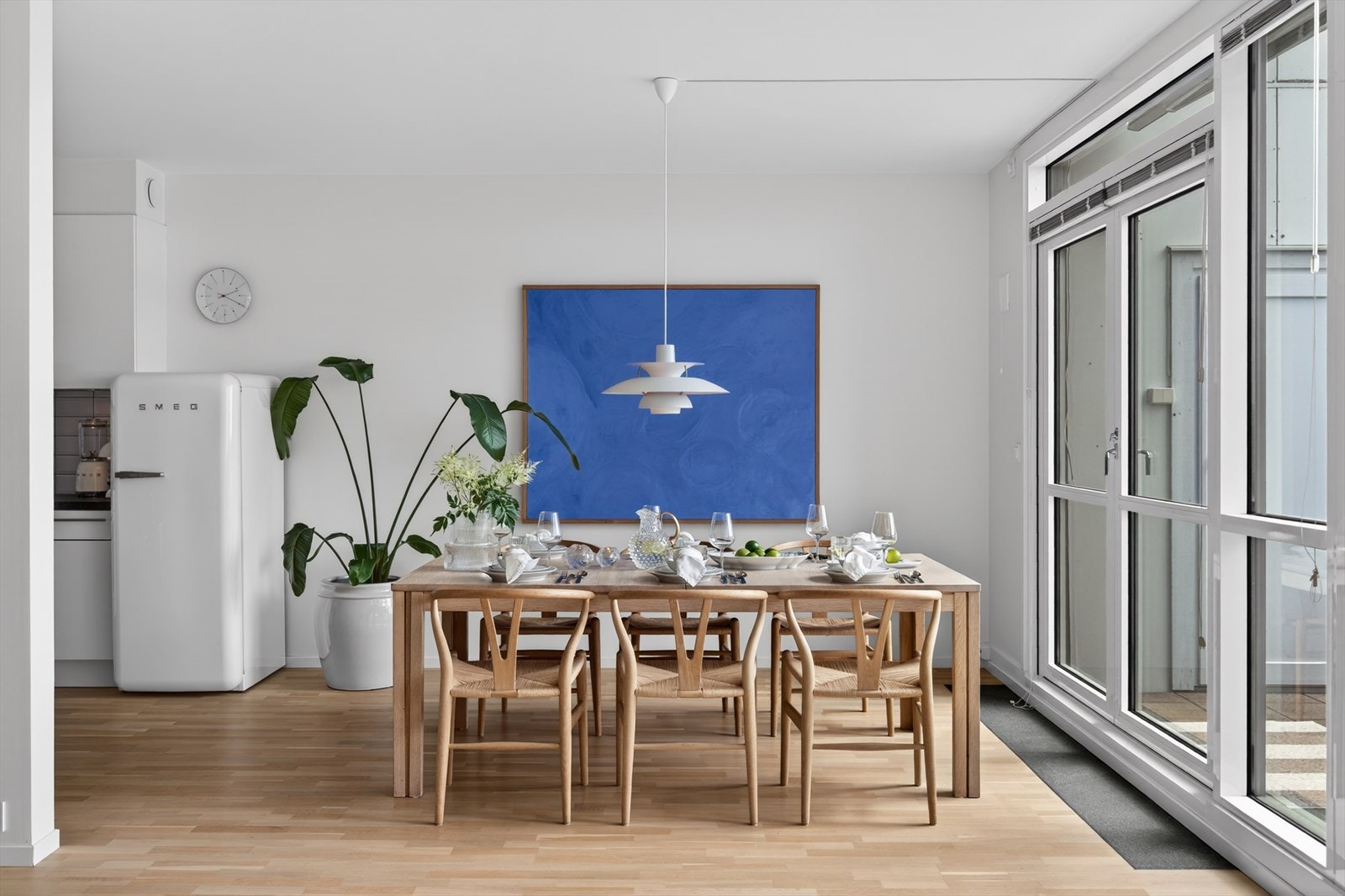 Romslig og luftig spiseplass - perfekt for hyggelige sammenkomster! Galleribilde