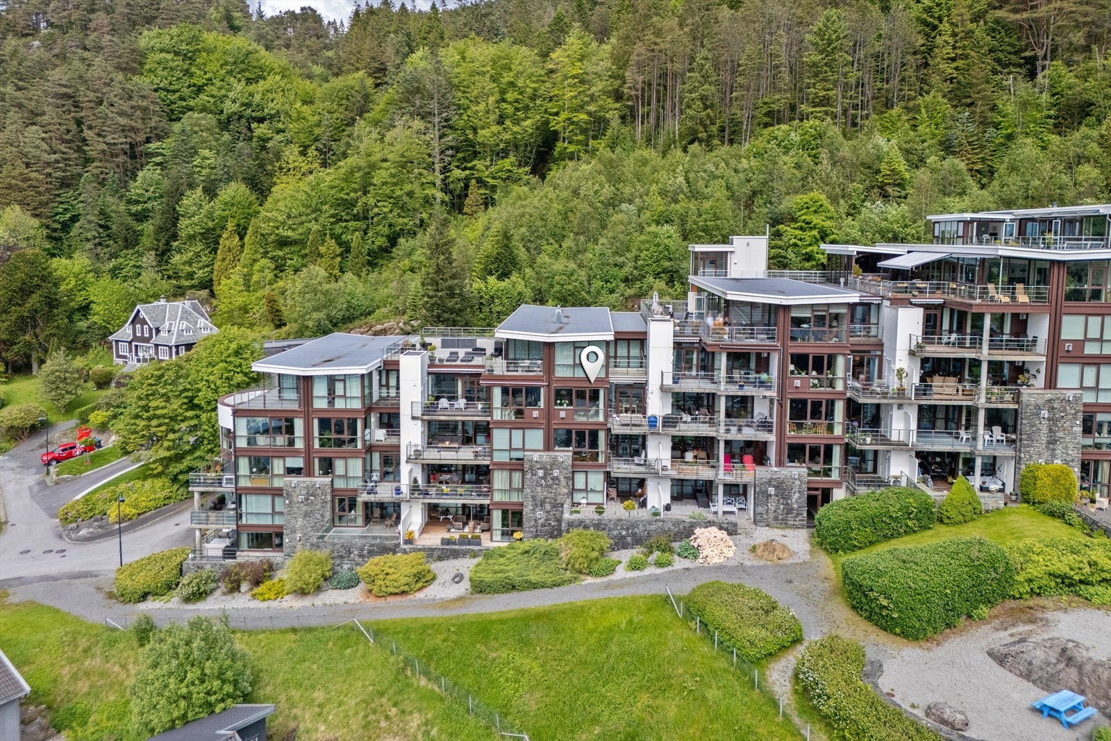 Særpreget og stilfull bebyggelse med høy arkitektonisk kvalitet. Galleribilde