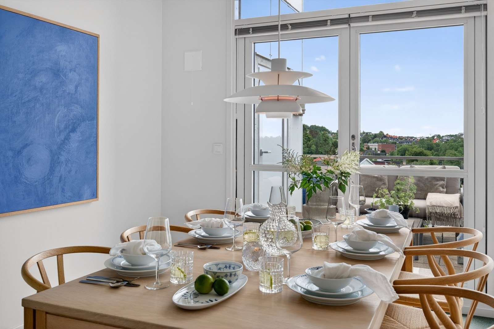 Fra spisestuen er det direkte utgang til herlig balkong. Galleribilde
