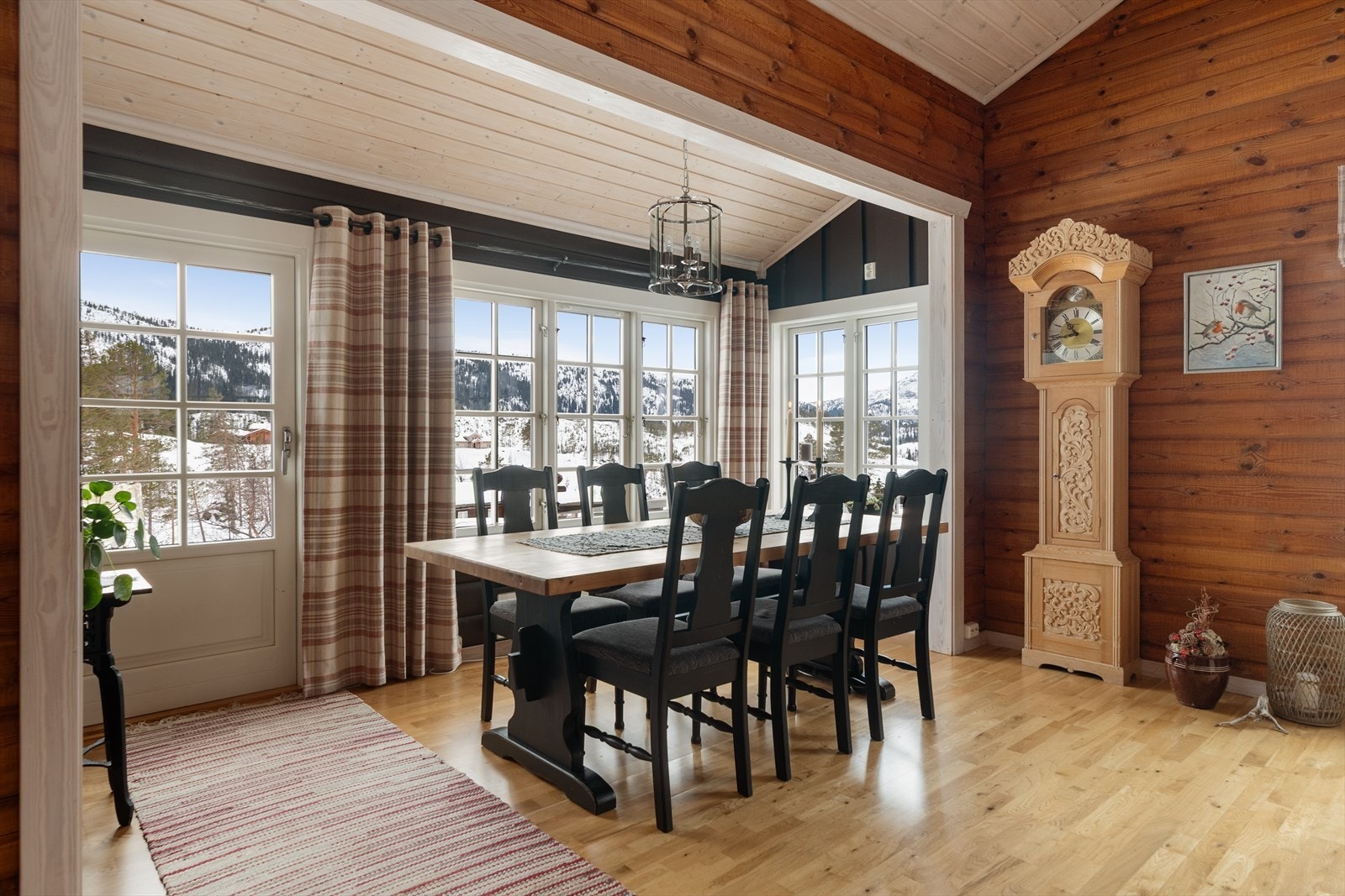 Fra spiseplassen kan gode måltider nytes med vakker utsikt og gode lysforhold, og det er utgang til den flotte terrassen med vestvendt beliggenhet. Galleribilde