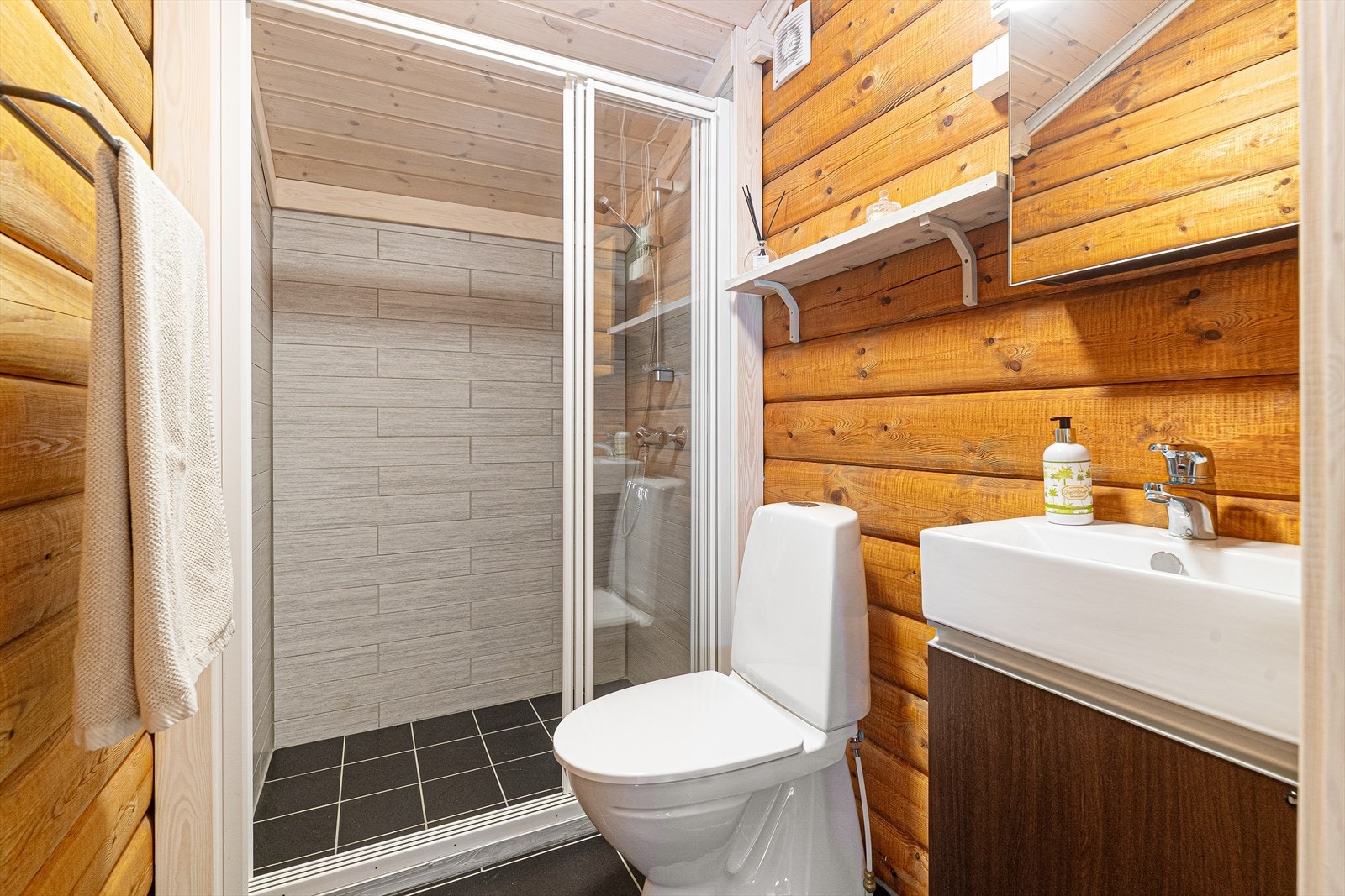 Badet i annekset har flislagt gulv med varmekabler, og er innredet med servantskap, speilskap, dusjnisje og toalett. Det er hovedsakelig tømmer på veggoverflatene, mens store deler av dusjnisjen er flislagt. Det er elektrisk styrt vifte. Galleribilde