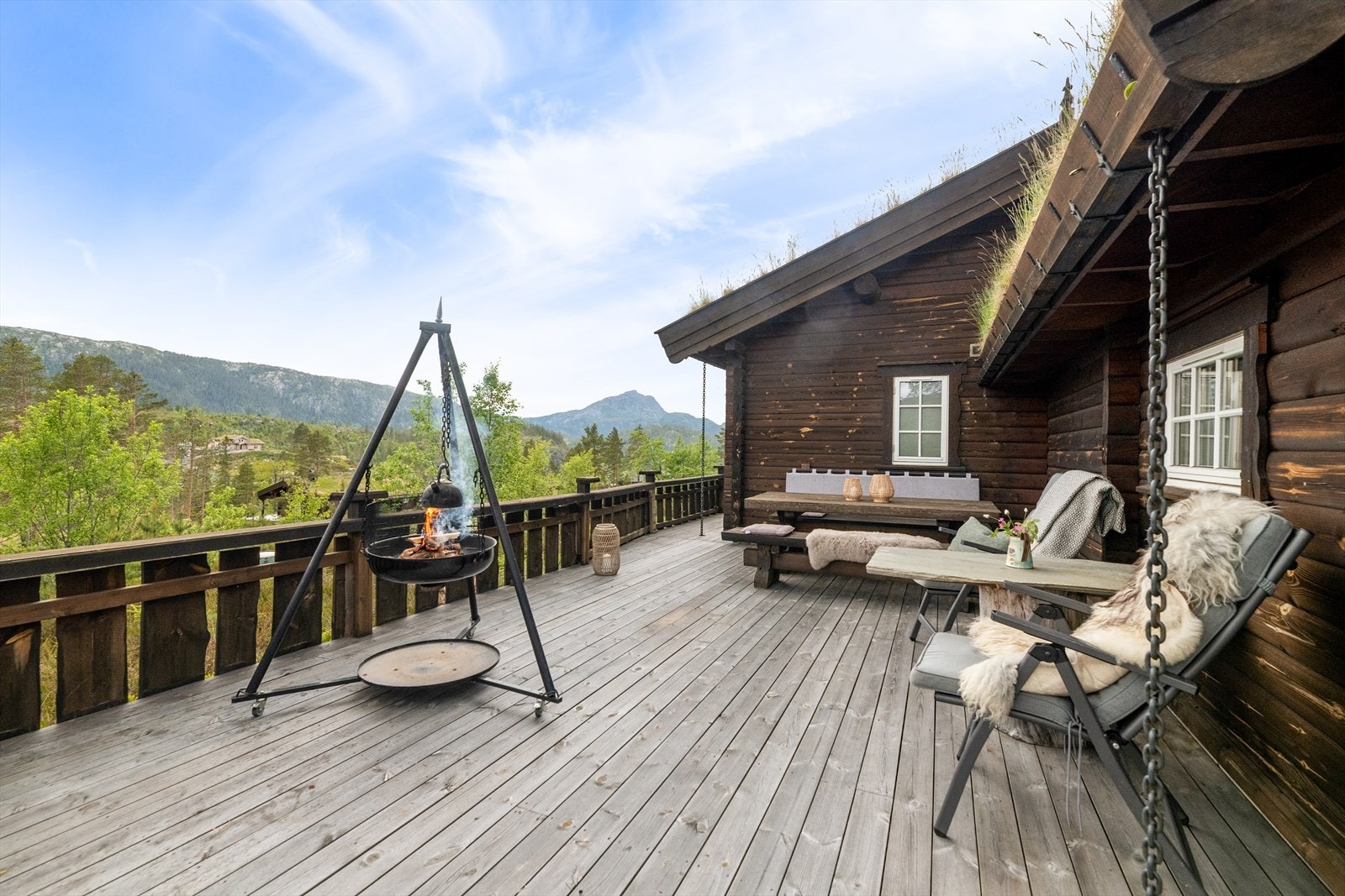 Hytta er omkranset av vakkert naturlandskap med flotte tur- og skiområder, hvor turen kan legges både til topper og i lettere terreng. Galleribilde