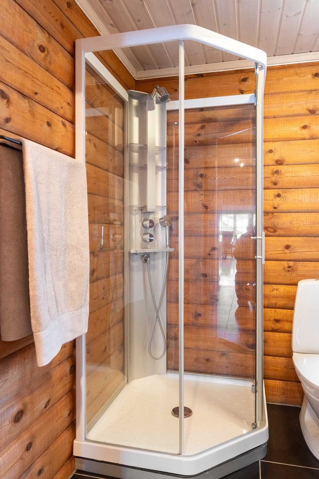 Badet er også innredet med dusjkabinett og toalett. Det er elektrisk styrt vifte. Galleribilde